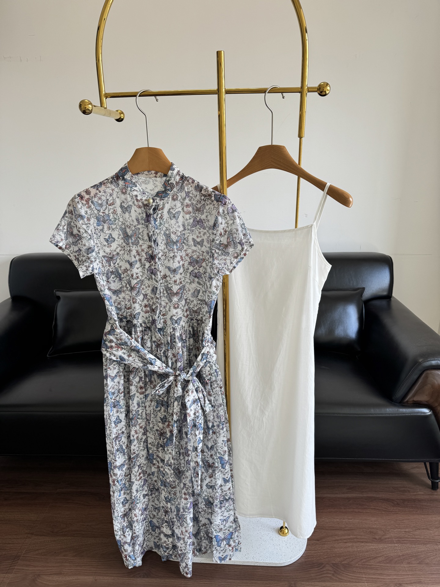 NO:413659,——Dior floral butterfly printed dress. Pure cotton material, light, thin, flexible, and also has a 'style'!  Such a thin fabric, the upper body does not collapse!  Extremely comfortable!  The material is a bit of a cotton-padded look!  Because its yarn is very thin!  Don't feel too comfortable when you wear it!  Heavy industry's printed patterns are complex and not messy, with a retro feel. The style is loose and comfortable, hiding the flesh makes you look slim, and the upper body is lazy and toned~, comfortable and restrained. It gives you more freedom of movement when wearing clothes, and elegantly stretch your body. Every move shows your elegant temperament~ SML,,dior,skirts,alexander wang19860909——Dior 花卉蝴蝶印花连衣裙 纯棉的材质,轻柔、轻盈、纤薄、柔韧 同时还有“风骨”！ 这么薄的面料,上身不塌陷！ 无比舒服！料子有点麻棉感！因为它的纱很细很细！穿上身不要太舒服了！ 重工的印花图案,繁复又不杂乱,自带文艺复古气息 版型宽松舒适,藏肉显瘦,上身慵懒有调性～,舒适芜束缚感 赋予穿着哽多活动自由,优雅舒展身姿 举手投足间尽显你的优雅气质~ 码数sml,,dior,skirts,alexander wang,Women's clothing