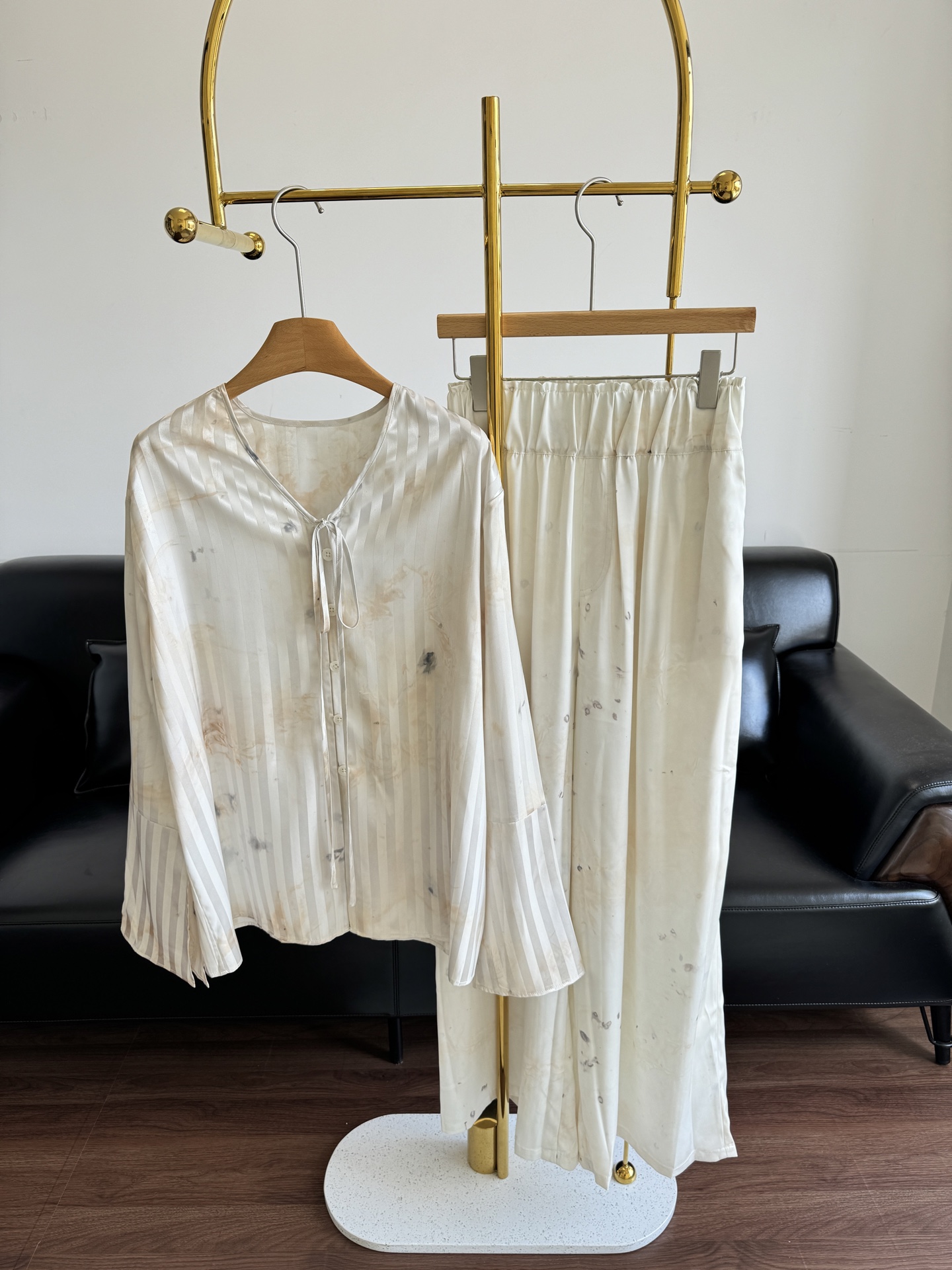 NO:413703,Tops and pants Mutedance Striped Loose Shirt and Pants Set This type of suit is a must-have for early spring!  !  Coolness is everywhere!  This is a perfect French lazy look!  Very elegant again!  !  It is not without literary and artistic sense. The details of the cuffs are also well handled, making the whole dress look more refined!  SML, Shirts,alexander wang19860909上衣裤子 Mutedance 条纹宽松衬衫裤子套装 这种类型的套装 早春必入啊啊！！ 清凉感无处不在！这件妥妥的法式慵懒范既视感！又很优雅！！ 又不失文艺感.袖口的细节处理也很到位,让整件衣服看起来更加精致！ 码数sml,,shirts,alexander wang,Women's clothing