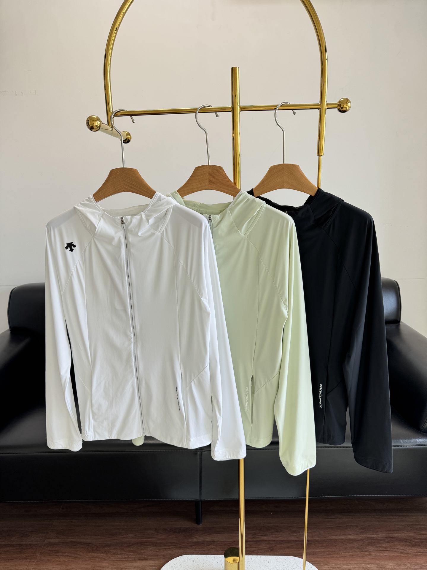 NO:415015,——DESCENTE WOMEN’S TRAINING series cool women’s knitted sports sunscreen tops must be kept by themselves. A treasure jacket that looks slim and looks very elastic. It is very easy to wear. It is also very light when wrapped around the skin~ soft and greasy, smooth and not stuffy!  The style design is so awesome!  This basic coat is a must-have for spring and summer. Daily exercise, running, yoga is perfect!  Count m l xl white green black,,jackets & coats,alexander wang19860909——DESCENTE迪桑特WOMEN’S TRAINING系列凉感女士针织运动防晒上衣 必须自留 巨显瘦的宝藏外套 高弹超级好穿,包裹在皮肤上也很轻盈～ 柔软吸腻,滑爽不闷！ 版型设计一骑绝尘的牛逼！ 这种基础的外套简直就是春夏的必备 日常运动 跑步 瑜伽 太合适了！ 码数m l xl 白色 绿色 黑色,,jackets & coats,alexander wang,Women's clothing