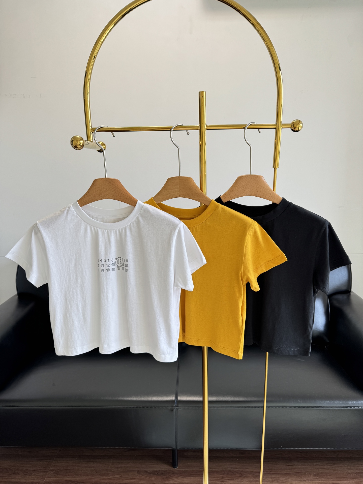 NO:415045,——mm6 letter printed short T-shirt, come and see!  This MM6 T-shirt can be called a 'walking fashion textbook'. The short white T-shirt accurately grasps the golden ratio and reveals the slender waistline. It is simple but not simple!  yard sml white black yellow, masion margiela,tees,t-shirt,gold,alexander wang19860909——mm6 字母印花短款T恤 宝子们,看过来！这款MM6T恤堪称“行走的时尚教科书”.短款白T,精准拿捏黄金比例,露出纤细腰线,简约却不简单！ 码数sml 白色 黑色 黄色,,masion margiela,tees，t-shirt,gold,alexander wang,Women's clothing