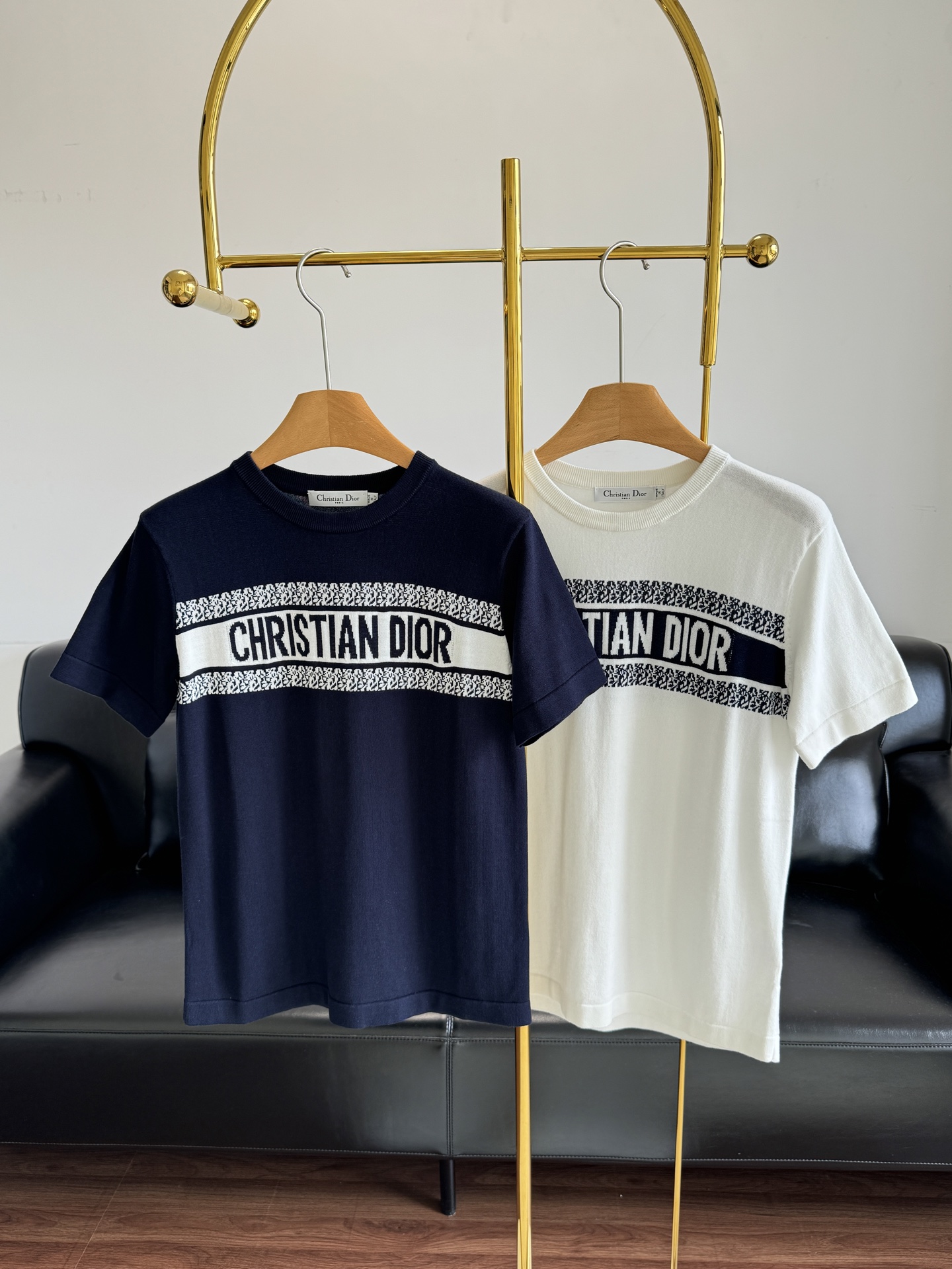 NO:415031,——Dior letter jacquard knitted short sleeves This style is a classic and generous style, versatile and beautiful. The key is that it will not get out of date when worn for how long!  The chest is decorated with the 'CHRISTIAN DIOR' logo bar pattern, which can be matched with various styles to add exquisite temperament. The small loose body does not have that high limit on the figure, and it also reduces age than tight styles, making it easier to wear!  Don’t miss this short-sleeved outfit in spring and summer!  sml white blue, dior, T-shirt,alexander wang19860909——Dior 字母提花针织短袖 这款是经典大方的版型,百搭又好看, 重点是穿多久都不会过时！ 胸前饰以 “CHRISTIAN DIOR”标志条形图案 可与各式造型搭配,增添精致气质 小宽松衣身对身材的限制没有那么高, 也比紧身款更加减龄,穿着感更轻松一些！ 春夏的温柔感穿搭,这款短袖千万不要错过啊！ 码数sml 白色 蓝色,,dior,T-shirt,alexander wang,Women's clothing