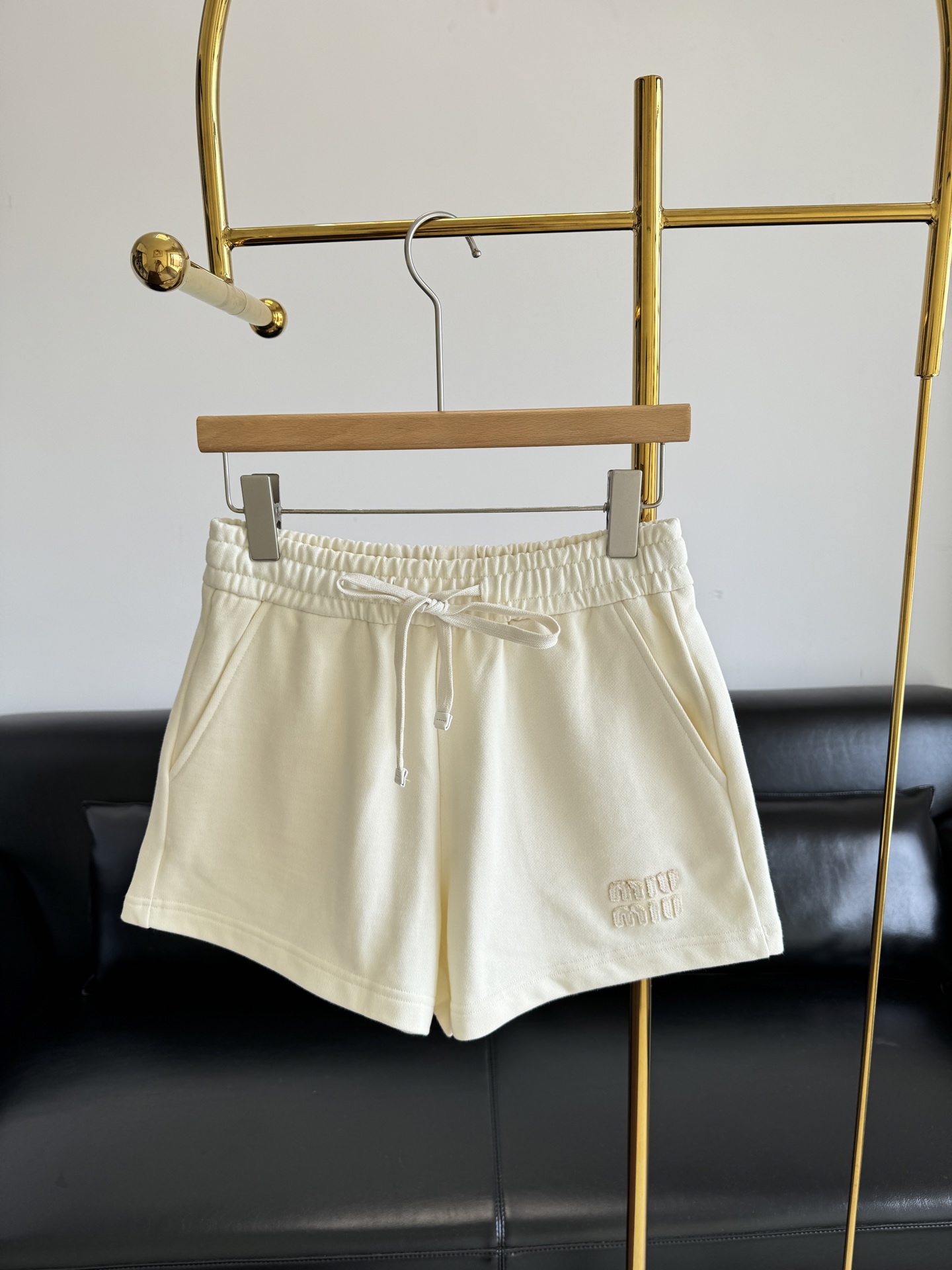 NO:414985,——Miumiu patch embroidered casual shorts Miu girls wear, elastic waist casual shorts, the style does not pick the lengthening ratio of the body, and becomes long legs in seconds. The lines without details are clean and tidy. The overall design perfectly integrates casual and fashionable. The classic style plus unique fine embellishment, such as exquisite logo embroidery, instantly enhances the sense of high-end. The fabric is even more surprising, soft, skin-friendly and breathable, and there is no sense of restraint when exercising. It is also very suitable to wear it on the street every day, and it is fashionable to walk. Size S-M-L Color beige,,miumiu, shorts, alexander wang19860909——miumiu贴布绣休闲短裤 miu系女孩穿搭,松紧腰休闲短裤,版型不挑身材拉长比例,秒变大长腿,细节没的挑线条干净整洁,整体设计把休闲和时尚完美融合,经典的版型加上独特的细节点缀,比如精致的logo刺绣,瞬间提升高级感.面料更是惊喜,柔软亲肤还透气,运动的时候完全没有束缚感,日常出街穿也超合适,走路都带风. 尺码S-M-L 颜色米色,,miumiu,shorts,alexander wang,Women's clothing