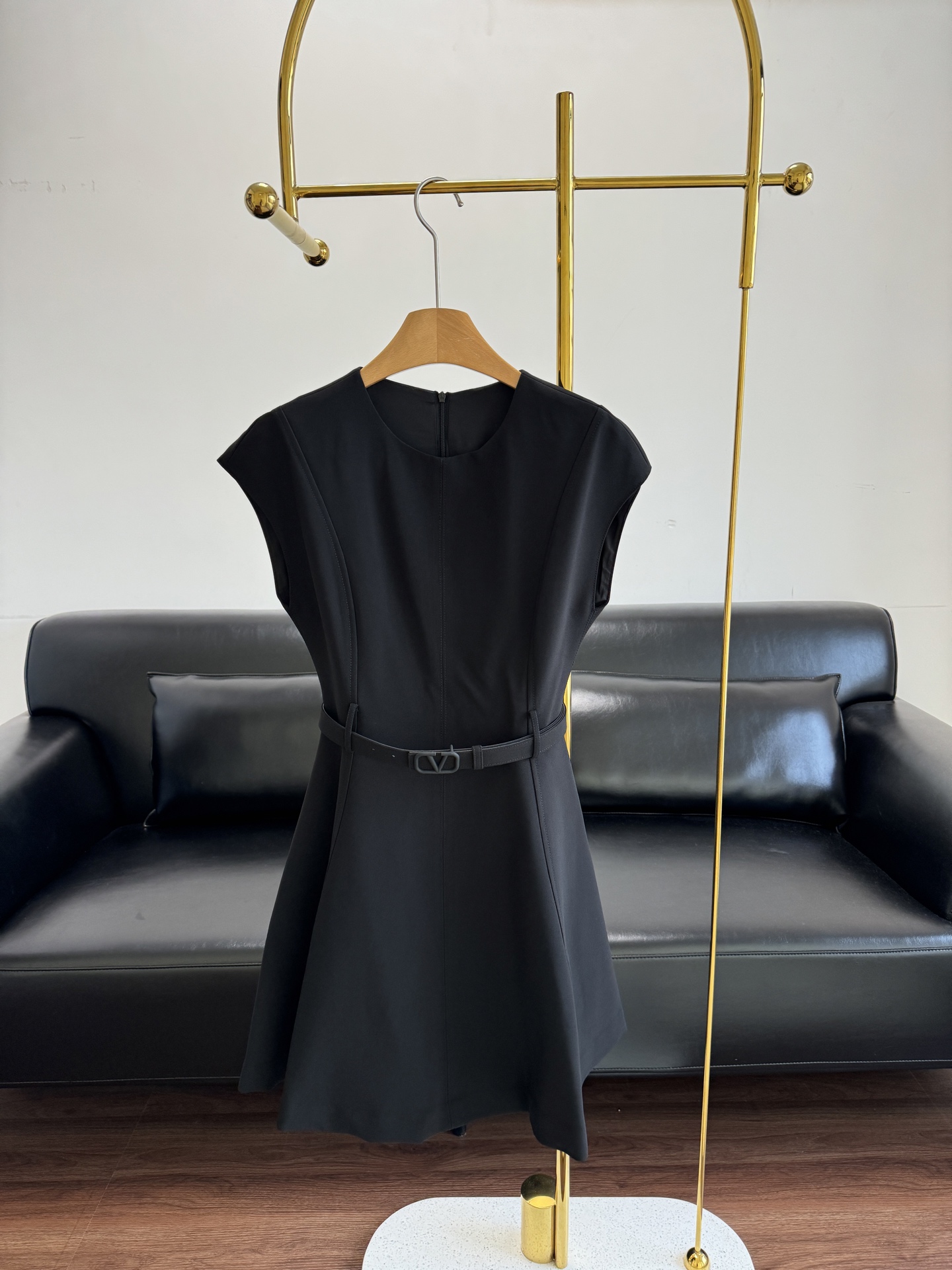 NO:414999,——Valentino Valentino belt dress, a skirt that is completely unscrupulous, a simple and high-end goddess-style little black dress!  A very exquisite and basic style design~ The waist is designed to tighten your waist, which is playful and age-reducing!  Paired with logo metal belt, elegant and high-end high-waisted A-line skirt, lengthening the body line proportions~ The elegant skirt must be the best for the young ladies. The length is on the knees, just revealing the slender calves. The number of sizes s~xl, valentino, valentino, skirts, alexander wang19860909——Valentino华伦天奴腰带连衣裙 完完全全不挑人的裙子 简约高级的女神款小黑裙！ 精致感十足,基础不挑人的版型设计~ 腰部做了收腰的设计,俏皮减龄！ 搭配logo金属腰带大方又高级 高腰小A字裙型,拉长身材线条比例~ 优雅的裙子一定是小姐姐们心头好啊 长度在膝盖上,正好露出纤细的小腿 码数s～xl,,valentino,valentino,skirts,alexander wang,Women's clothing