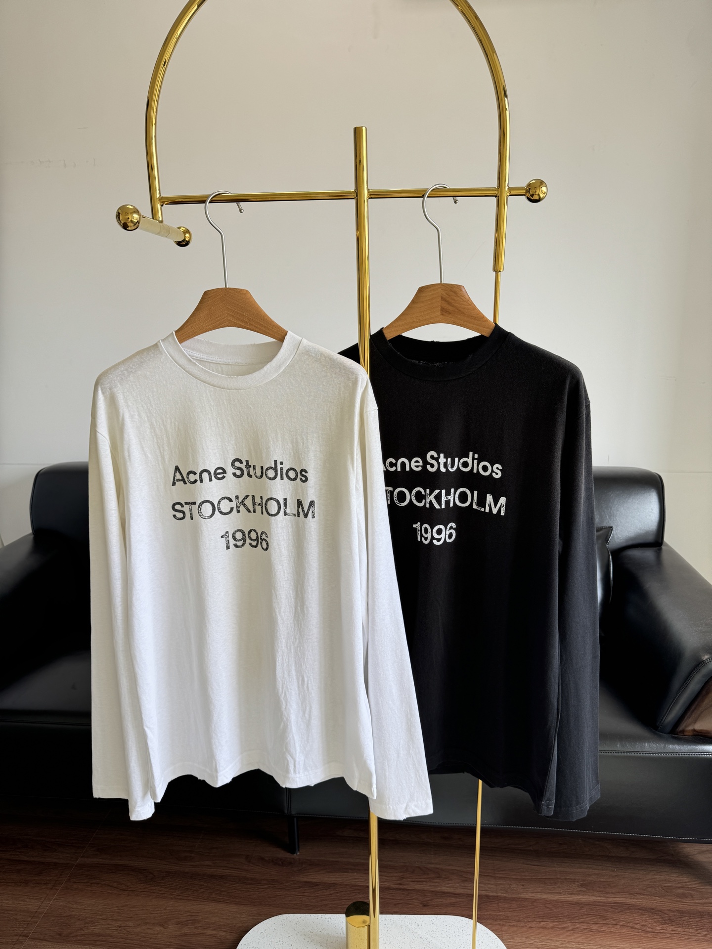 NO:415884,——♀Acne Studios Letter Logo Long Sleeve Loose style is lazy and casual. The front is made of small letter printing details, which are eye-catching, monotonous and beautiful tone. The weather turns slightly hot. It appears just right. It is breathable and easy to wear and can also have a shai effect. It kills two birds with one stone. I will really regret not buying it!  !  Very exquisite and simple neutral-style print, clean upper body and single wear will not be monotonous, code sml, acne studios, dior, alexander wang19860909——♀Acne Studios 字母徽标长袖 宽松版型慵懒随性,前面做了字母印花小细节,吸睛亮眼,不失单调且敲好看, 天气微微转热,它的出现刚刚好,穿起来透气轻松且还能起到防shai效果,一举两得,不入手真的会后悔哦！！很精致简约中性论调的印花,上身干净gao级单穿也不会单调, 码数sml,,acne studios,dior,alexander wang,Women's clothing