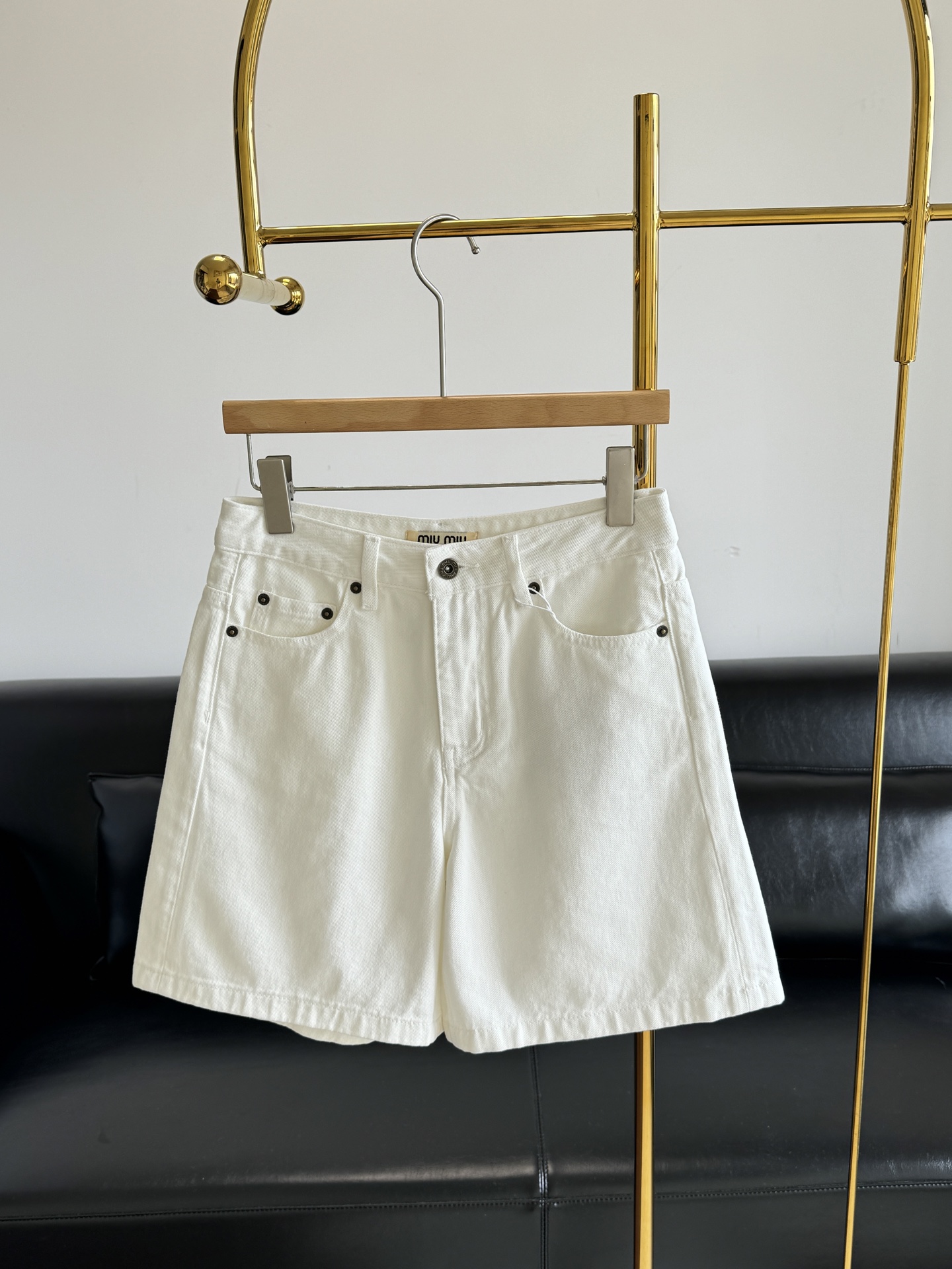 NO:415854,——miumiu Denim shorts. Fashionable and easy-to-wear denim shorts are really a timeless item~ The high-waist design highlights the slender waistline, and optimizes the waist-hip ratio. The loose trousers are comfortable and comfortable to wear, and the upper body covers the hips and makes you look slim. It is a daily tone. It looks good when you wear it casually~ 25-30, miumiu, shorts, alexander wang19860909——miumiu 牛仔五分短裤 时尚又好穿的牛仔短裤,真的是YONG不过时的单品~ 高腰设计凸显纤细腰线,同时优化腰臀比例, 宽松的裤筒穿着舒适自在,上身遮胯显瘦, 日常穿着腔调感SHI足,随便一搭就很好看~ 码数25-30,,miumiu,shorts,alexander wang,Women's clothing