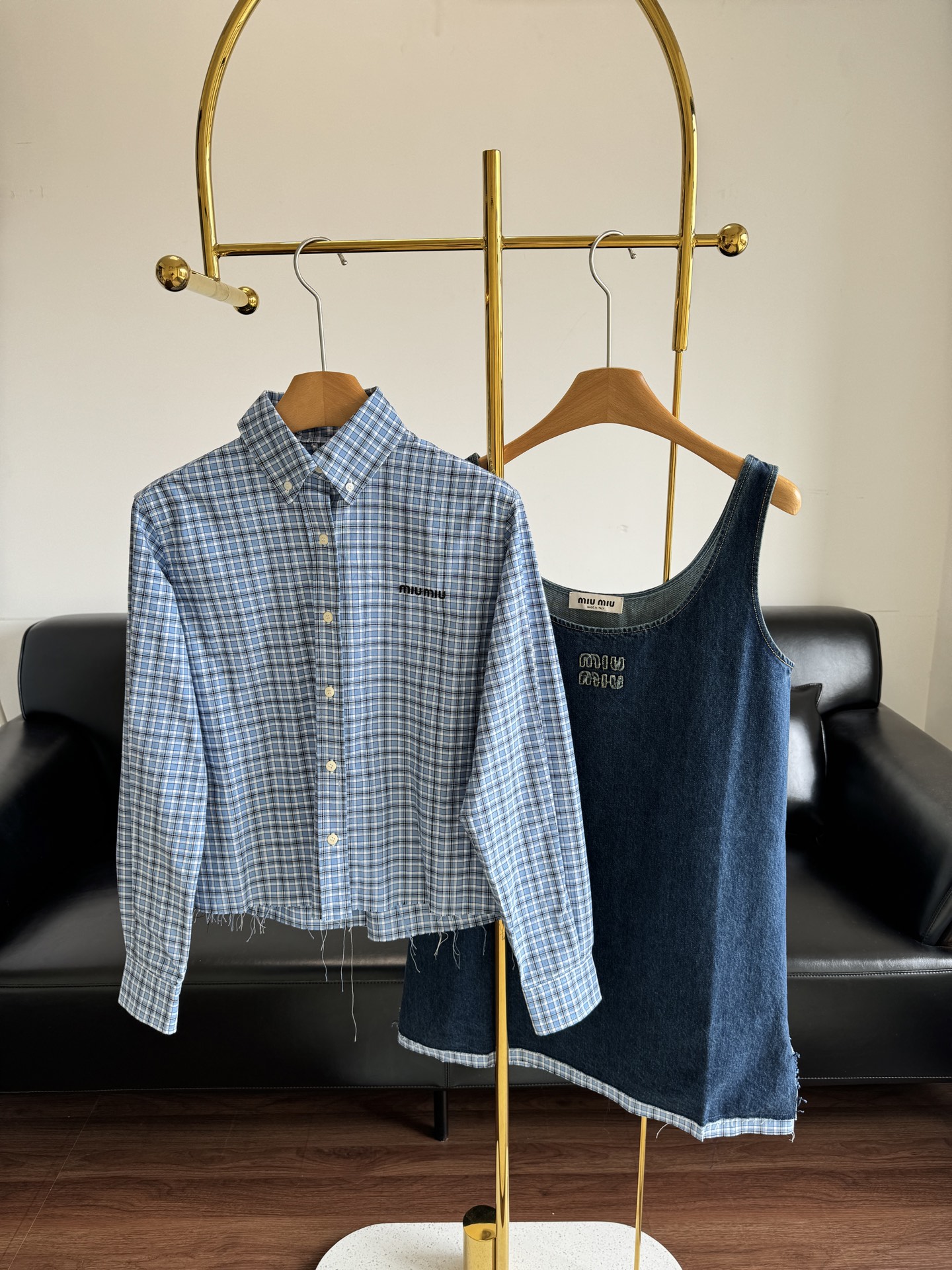 NO:415897,Shirt vest skirt Miumiu New plaid shirt denim vest skirt Wear high-end feel on your body!  A sweet and salty girlish style is a variety of ways to wear, which is versatile and tall on the upper body. The high-density weaving makes the plaid lines clear and sharp. The Miao-style letter embroidery embroidery on the chest to highlight the sweet and cool style of the brand. The hem of the vest skirt is spliced ​​with breasted blue plaid shirt cloth, making the overall design full of layering and fashionable feeling, revealing long legs and making it look taller!  SML shirt vest skirt, miumiu, skirts, shirts, alexander wang19860909衬衫背心裙 Miumiu 新品格纹衬衫牛仔背心裙 把高级感穿在身上！可甜可盐减龄少女风多种穿法百搭上身显瘦又高挑,高密度织法让格纹线条清晰锐利, 缪系字母刺绣点缀于胸前上 彰显品牌甜酷风 背心裙下摆作毛边蓝色格纹衬衫布拼接处理 让整体设计充满层次感和时髦感 露出大长腿 洋气显高 ！ 码数sml 衬衫 背心裙,,miumiu,skirts,shirts,alexander wang,Women's clothing