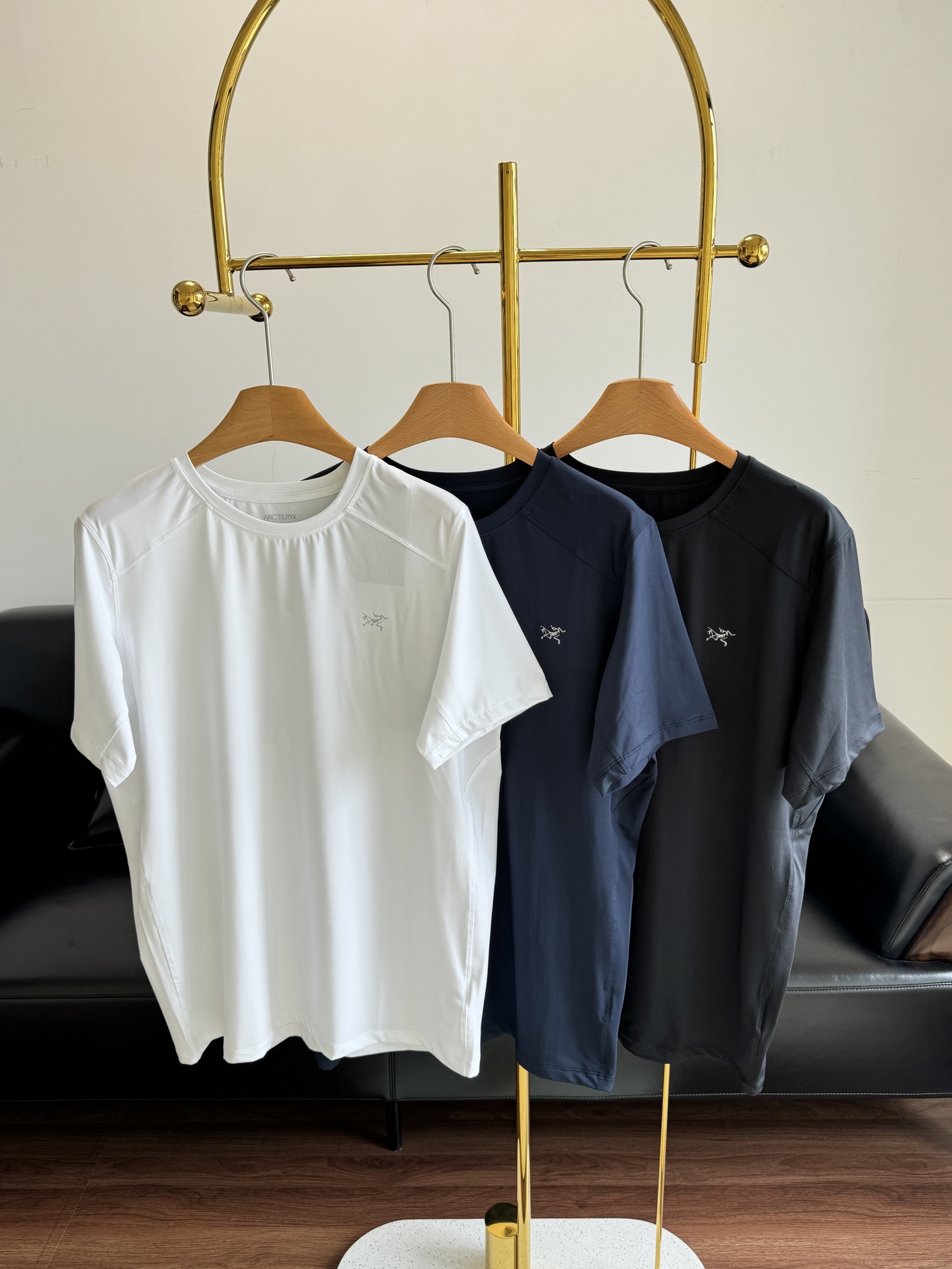 NO:415911,——ARCTERYX/Archaew Bird men's outdoor running and exercise quick-drying short-sleeved T-shirt. Bird is a special user who specializes in outdoor quick-drying clothes. It can always meet the needs of all outdoor sports enthusiasts. Quick-drying short-sleeved, quick-drying breathable upper body with cool upper body, and 5 degrees of reduction. The fabric is made of export-grade customized blend. Functional quick-drying fabric, moisture absorption and sweating, anti-mold, and sterilization. All functions are added to the fabric. Never brag!  code number m-2xl, jil sanderarc'teryx, T-shirt,tees, t-shirt,alexander wang19860909——ARCTERYX/始祖鸟男子户外跑步运动速干短袖T恤 鸟家是专做户外速干衣的专用户.一直都可以满足各位户外运动爱好者的需求,速干短袖,速干透气上身带冰凉上身立减5度,面料采用出口级定制混纺 功能性速干面料,吸湿排汗 防霉 除菌 全部功能加进面料里 绝不吹牛 ！ 码数m-2xl,,jil sanderarc'teryx,T-shirt,tees，t-shirt,alexander wang,Women's clothing