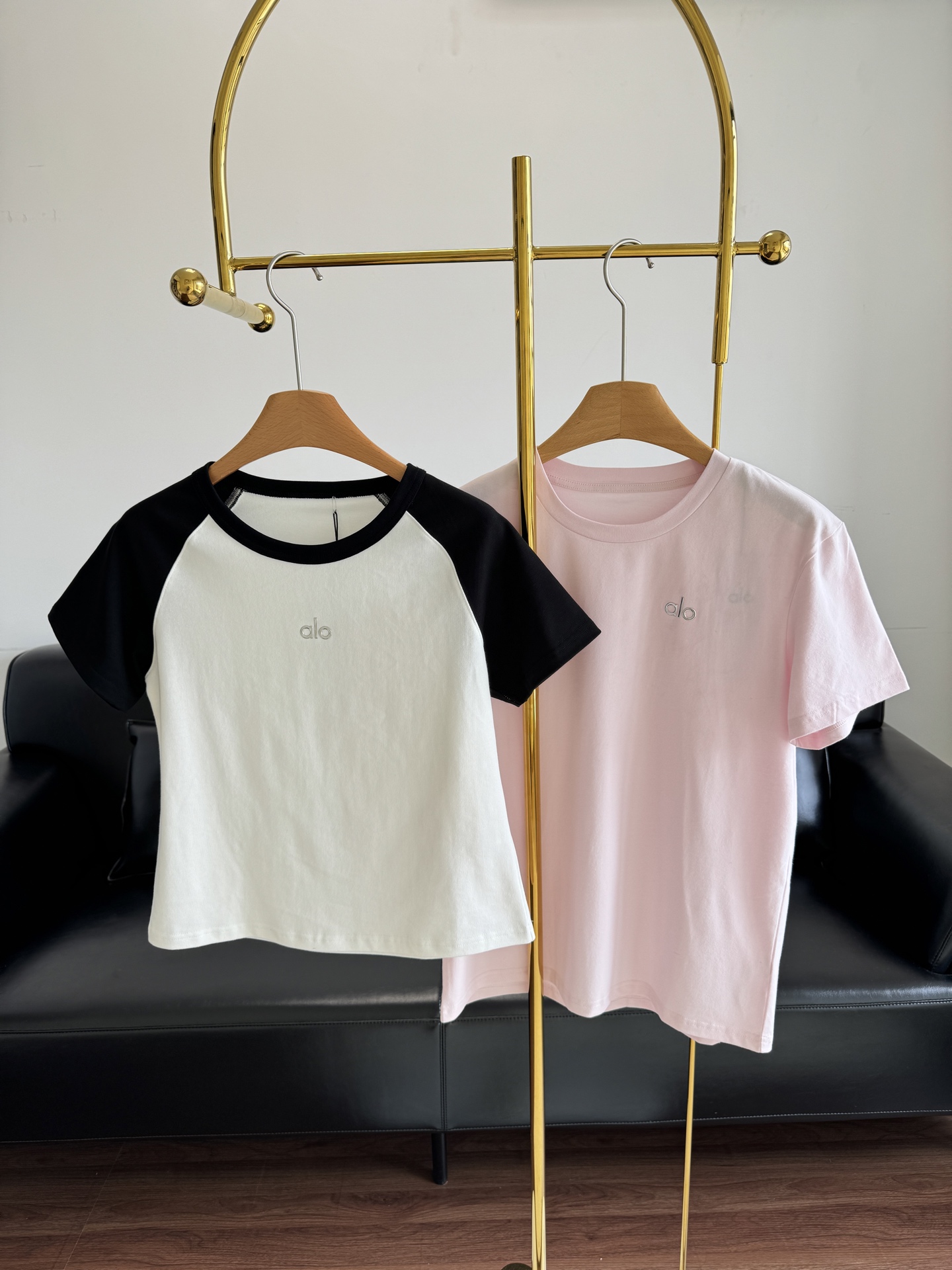 NO:416617,Contrast pink alo-three-dimensional silver-silver T-shirt. The minimalist and high-end alo loose outfit ootd really loves it. It’s another day when I fall in love with alo!  The T is indispensable in the closet!  !  I was really amazed by its texture!  Open from this T-shirt ootd sml white pink, tees, t-shirt, alexander wang19860909撞色粉色 alo-立体烫银T恤 极简又高级 alo的松弛穿搭ootd真的爱了 又是爱上alo的一天！ 衣橱里少不了的T！！ 真的被它的质感惊艳到了！ 从这件T恤子开启 ootd 码数sml 白色 粉色,,tees，t-shirt,alexander wang,Women's clothing