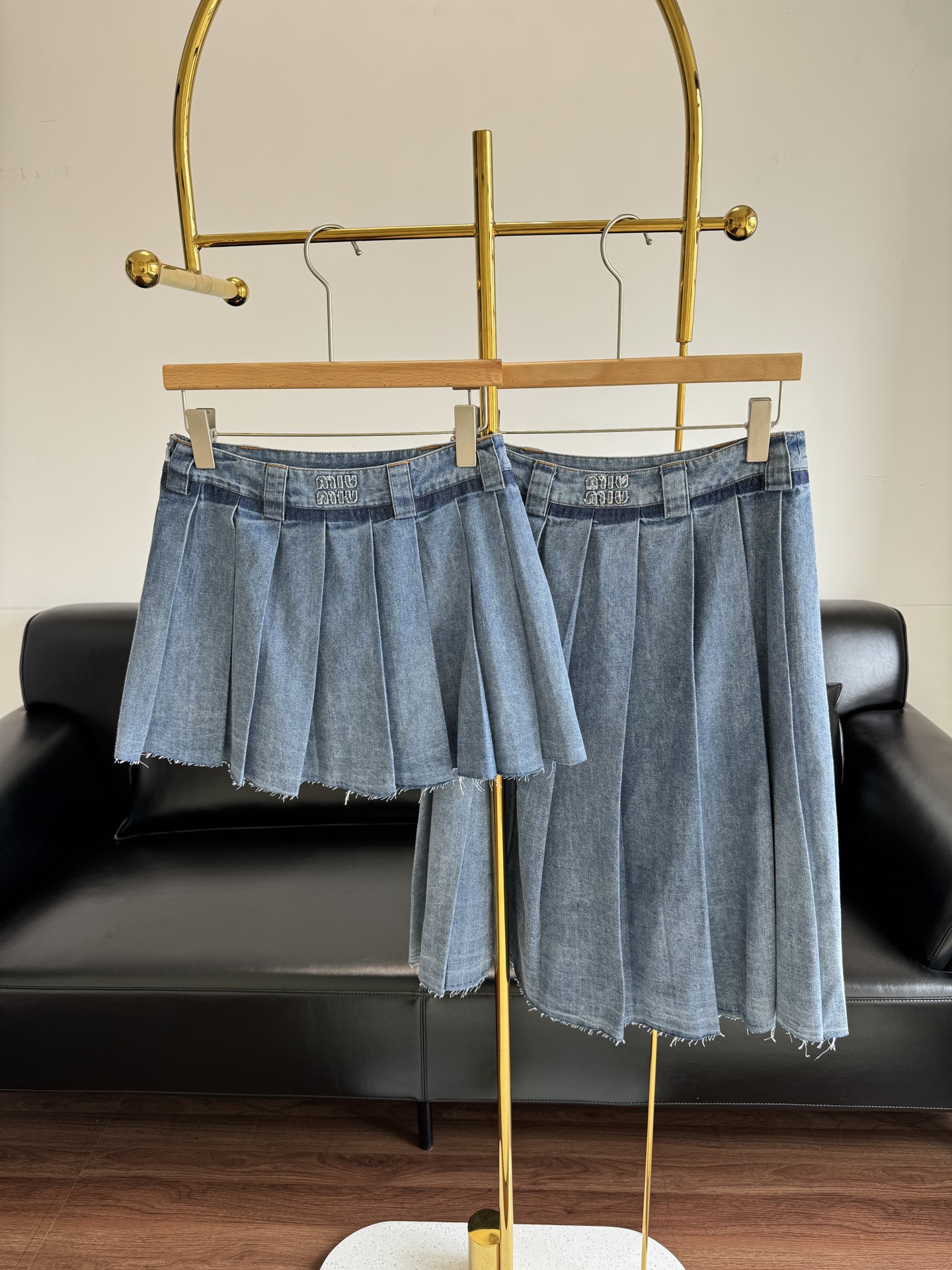 NO:416627,Short long p miumiu new denim pleated skirt sisters who like to wear pleated skirts can really try this denim pleated skirt. Letter logo embroidery is low-key and luxurious, and the washing cowboy is soft and comfortable. The medium and low waist style is classic style and fashionable British style ~ Combining the classic of denim and the pleated agility, it can be easily matched with various tops and shoes, and can be worn from casual to formal occasions. Size sml short long, miumiu, skirts, alexander wang19860909短款长款p miumiu 新款牛仔百褶裙 喜欢穿百褶裙的姐妹,真的可以试试这款牛仔百褶裙 字母徽标刺绣低调奢华,洗水牛仔质感柔软舒适.中低腰版型经典格调时髦英伦风 ～ 结合了牛仔的经典与百褶的灵动,能够轻松搭配各种上衣和鞋子,从休闲到正式场合都能穿着. 码数sml 短款 长款,,miumiu,skirts,alexander wang,Women's clothing