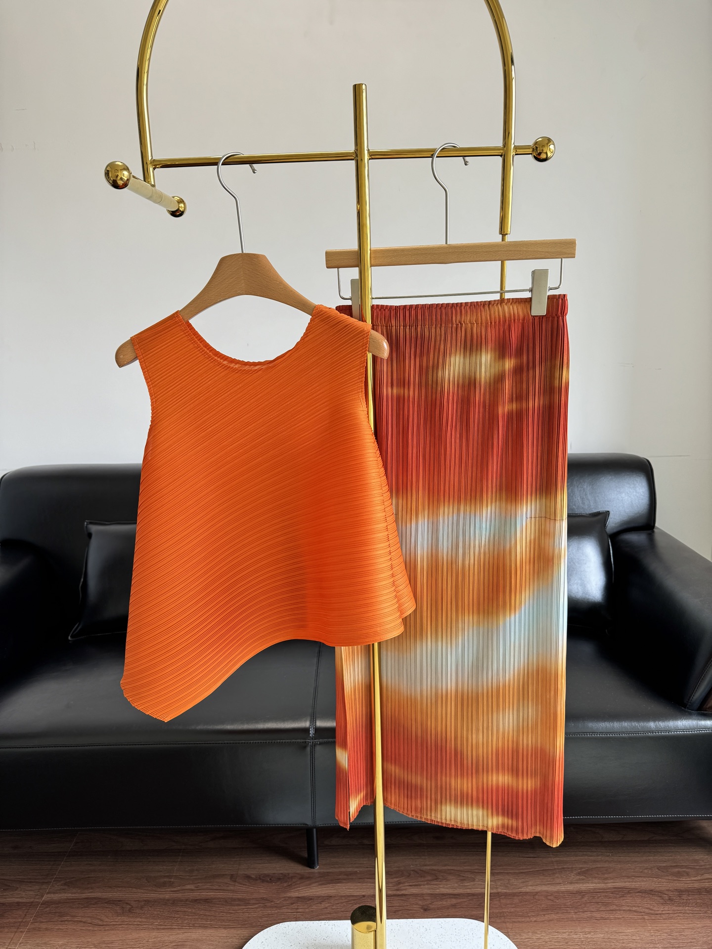 NO:416605,Top Skirt Miyake Ichisaki Pleated Top/Skirt The color and style are nothing to say, and it is very fresh to match!  The feeling is not greasy no matter how you look at it~ The simple and beautiful pleated pleated craftsmanship of the irregular top, with a full texture with a glossy texture, and the horizontal elasticity of the fabric is very strong and has a fancy skirt. It looks very artistic and photogenic!  It is a romantic vacation style ~ exudes a sense of luxury!  Essential goddesses, sizes, tops, skirts, isseymiyake, skirts, alexander wang19860909上衣半裙 三宅一生 褶皱上衣/半裙 颜色和版型没话说 搭配起来非常清新！怎么看都看不腻的那种感觉～ 不规则上衣简约又超美的百褶压褶工艺,带有光泽感的饱满肌理,面料横向弹性延展力很足搭配花色半裙看起来 还特别有艺术感很上镜！是浪漫的度假风格~散发出高级感！气质女神必备 尺码均码 上衣 半裙,,isseymiyake,skirts,alexander wang,Women's clothing