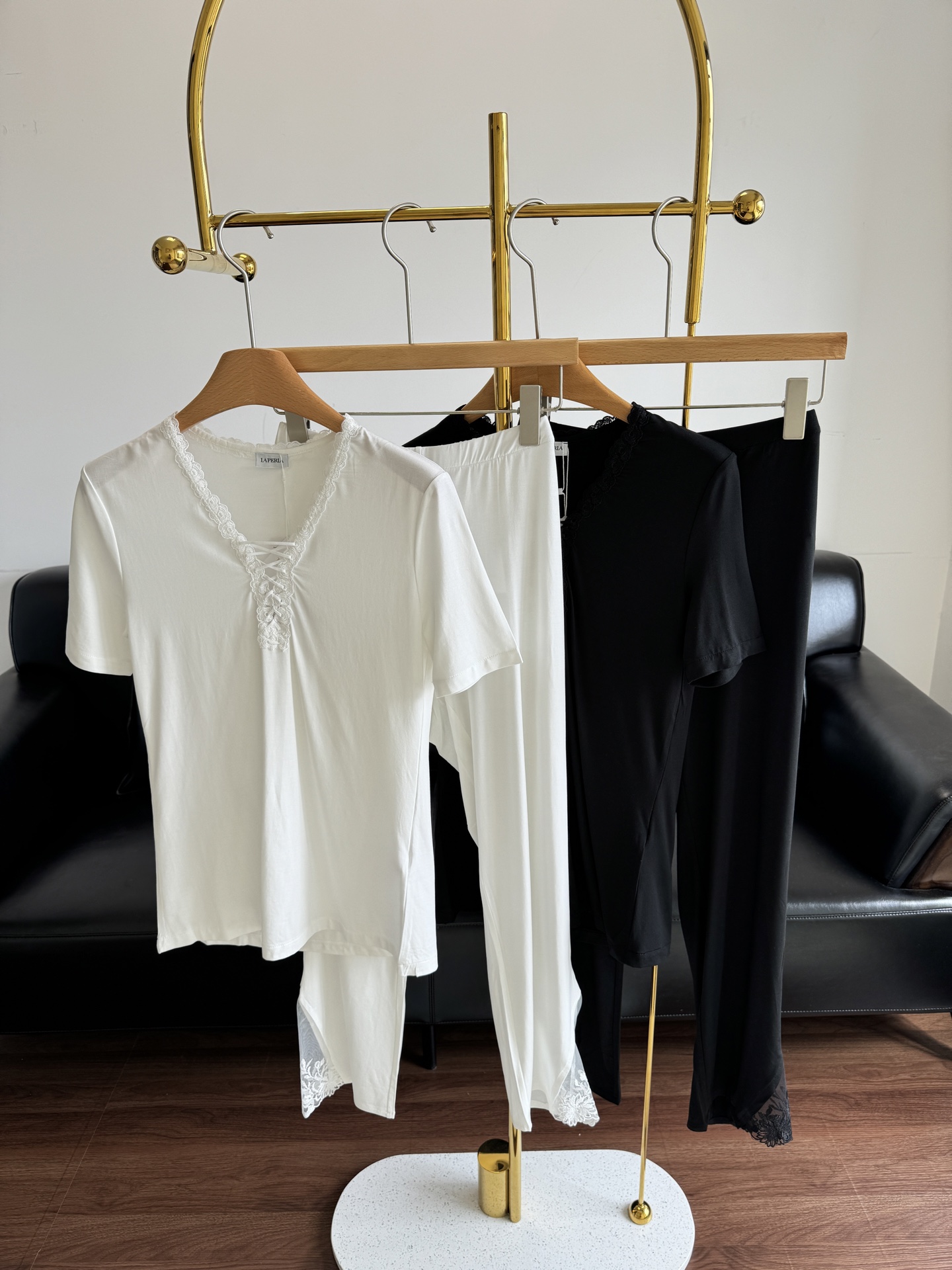 NO:416593,——The must-have LA PERLA lace pajama set. You must plant grass for a ritual-like life. LA PERLA!  French hand-shaved lace and inlay without neglecting every detail that can show a woman's elegant and sexy!  Dear, please know that Modal is divided into levels!  Of course, big brands won’t use cheap modals!  This model is also a custom modal fabric. Everyone is welcome to compare it so that they can feel the gap!  Code s-xl code white black, alexander wang19860909——必爆款LA PERLA 蕾丝睡衣套装 有仪式感的生活一定要种草 LA PERLA！ 法式手工剃剪蕾丝并镶嵌 不忽视每一处可展现女人优雅性感的细节！ 各位亲要知道莫代尔是分等级的！ 大牌自然不会用便宜莫代尔！ 这款同样也是定制莫代尔面料 欢迎大家对比这样才能感受到差距！ 码数s-xl码 白色 黑色,,alexander wang,Women's clothing