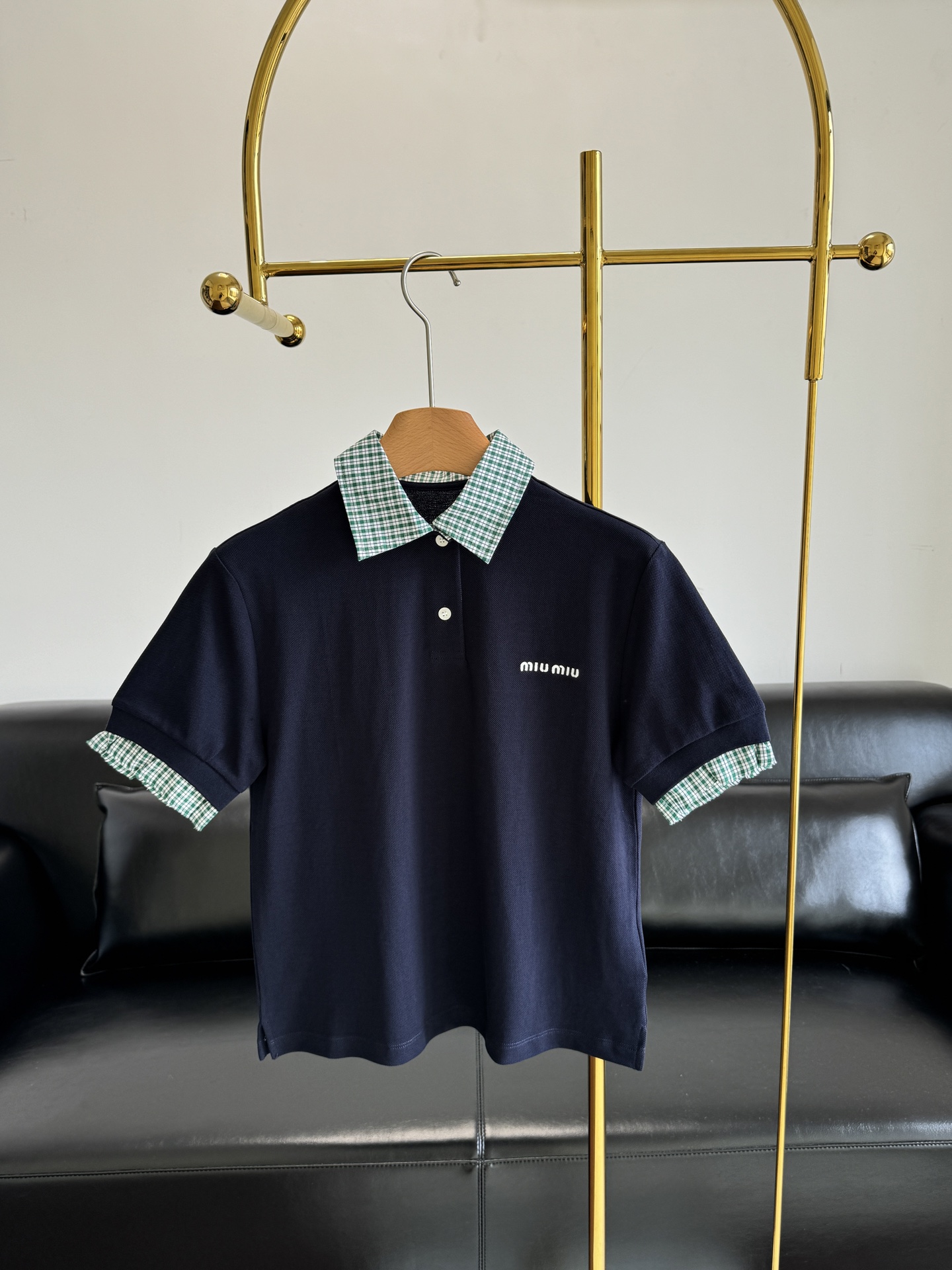 NO:418619,——MiuMiu spliced ​​plaid neckline Polo shirt continues Miu's usual academy girlish style and classic retro style!  !  It’s so beautiful that the urban trendy men and women’s hearts are!  Unquestionable design aesthetics!  It really looks good to whoever wears it!  The classic blue and white plaid splicing design adds a bit of vitality and rebellion to the sporty feeling of the Polo shirt!  Easy to unlock modern sports aesthetics!  The college has a rebellious temperament!  Retro and age-reducing!  Nothing wrong with versatility!  36 38 40, miumiu,alexander wang19860909——MiuMiu 拼接格纹领口Polo衫 延续了Miu家一贯的学院少女风与经典复古风！！美到了都市潮男潮女的心帕！不容质疑的设计美学！真的是谁穿谁好看！经典蓝白格子的拼接设计,为Polo衫的运动感增添了几分活力与叛逆！轻松解锁摩登运动美学！学院叛逆气质十足！复古又减龄！百搭不出错！ 码数36 38 40,,miumiu,alexander wang,Women's clothing