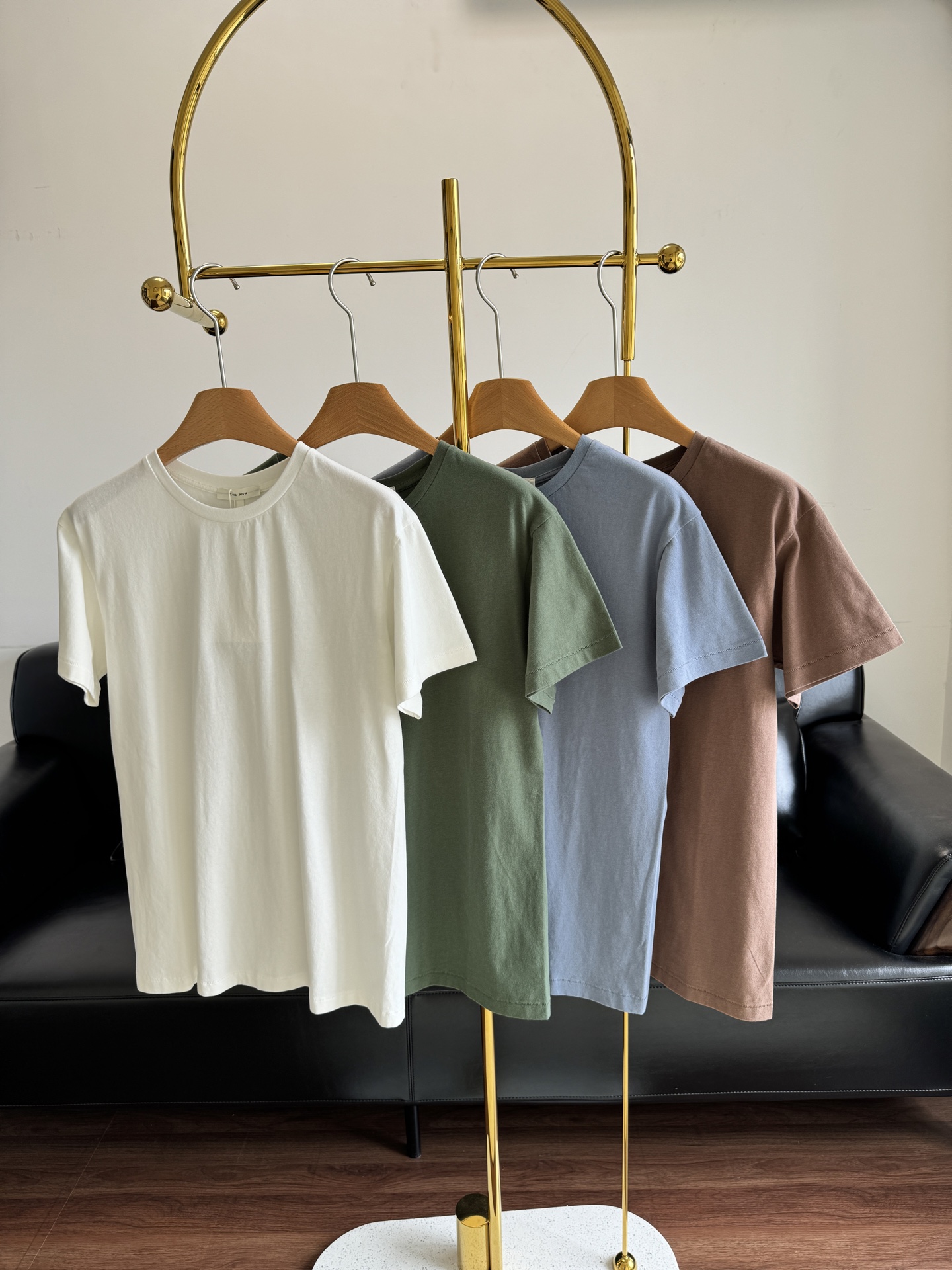 NO:418637,——THE ROW Round Neck T-shirt. Clear lines and comfortable fabrics are the basic style, but they make people feel that it has a very texture. The right large shoulder-drop structure modifies the shoulder lines. The upper body is not only high-end and durable, but also visually slimming, with a leisurely and comfortable spring and summer relaxation. The details of the mid-dark seam after TR are in the middle, and the lines are straight down, enhancing the structural skin and making the back more eye-catching!  Code number xs-l white brown blue green, tees, t-shirt, alexander wang19860909——THE ROW 圆领T恤 清晰的线条、舒适的面料,虽然是基础的款,但摆在那里就是让人觉得它很有质感～恰到好处的大落肩结构,修饰肩部线条,上身不仅高级耐看,又能视觉显瘦,自带悠闲舒适的春夏松弛感；TR后中暗包缝细节,线条直顺而下,提升结构骨感,令背面更具看点！ 码数xs-l 白色 咖色 蓝色 绿色,,tees，t-shirt,alexander wang,Women's clothing