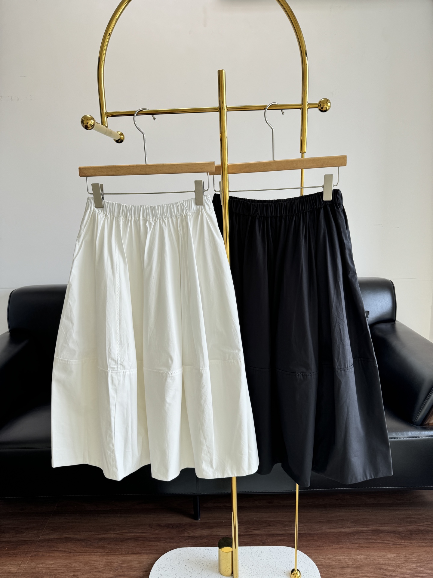 NO:418656,——Elastic waist flower bud skirt skirt. Pre-sale for 4 days, shipped on the 30th. Elastic high-waisted A-shaped large umbrella flower bud cocoon pattern. The name 'flower bud cocoon shape' is really not a random call!  The high waistline is closed and the belly is invisible. The A-shaped dome on the hem is just right, and the thigh is full of flesh, and the fake hips are covered in the hem of the skirt~ The elastic waist design is easy to put on and take off, and there is a pocket design on the side!  The double-layer process and multi-piece structure of the hem make the skirt three-dimensional and stylish, and the heavy materials are used to shape the silhouette, which is fashionable and outstanding, and has a strong temperament!  SML white black, skirts,alexander wang19860909——松紧腰花苞裙半身裙 预售4天,30号出货 松紧高腰A字大伞摆花苞茧版型 “花苞茧型”这名字真不是乱叫的！ 高腰线一收小肚子瞬问隐形,下摆A字蓬度刚刚好大腿肉肉、假胯宽全被罩在裙摆里~松紧腰设计方便穿脱,侧边有插袋设计！下摆双层工艺与多片结构分割使得裙身立体有型,重磅用料塑造廓形量感,时髦出众,抬气质！ 码数sml 白色 黑色,,skirts,alexander wang,Women's clothing