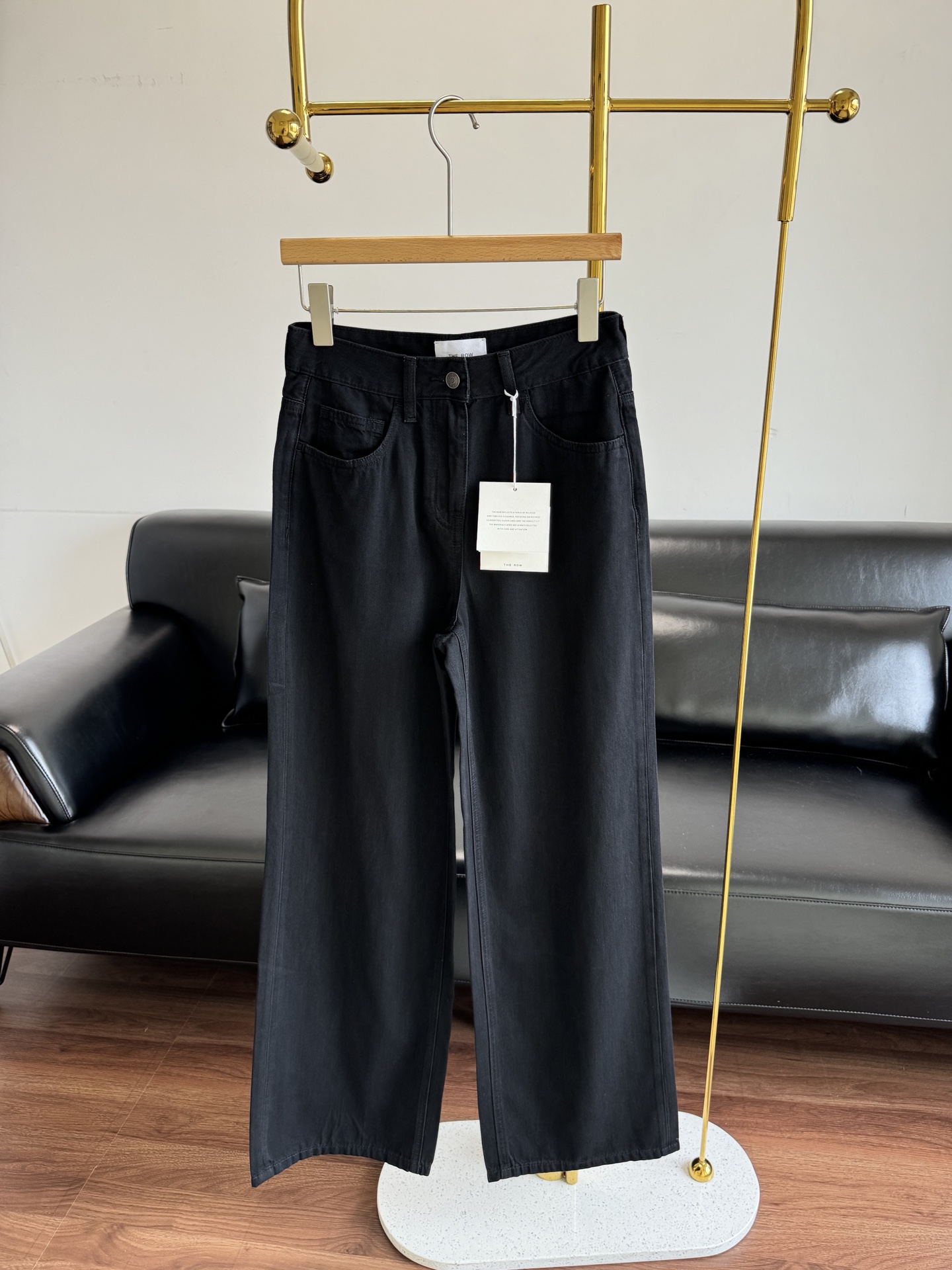 NO:418671,——the row Straight-legged regular jeans High-waisted straight-leg pants, loose and wide in tailoring, free and capable, and space-like, casual and comfortable upper body, neat, capable and stylish. Cool and fashionable. You can match it with a light shirt or T-shirt in daily life!  They all have the style of European and American style!  25-30 yards, jeans,shirts,tees,t-shirt,alexander wang19860909——the row 直筒常规款牛仔裤 高腰直筒裤型,剪裁松驰有阔度,自在有容量和空间感,上身随性舒适,也利落干练有型.酷飒时髦 日常可以搭配一件轻盈衬衫或者T恤！都很有欧美风那个范！ 码数25-30,,jeans,shirts,tees，t-shirt,alexander wang,Women's clothing