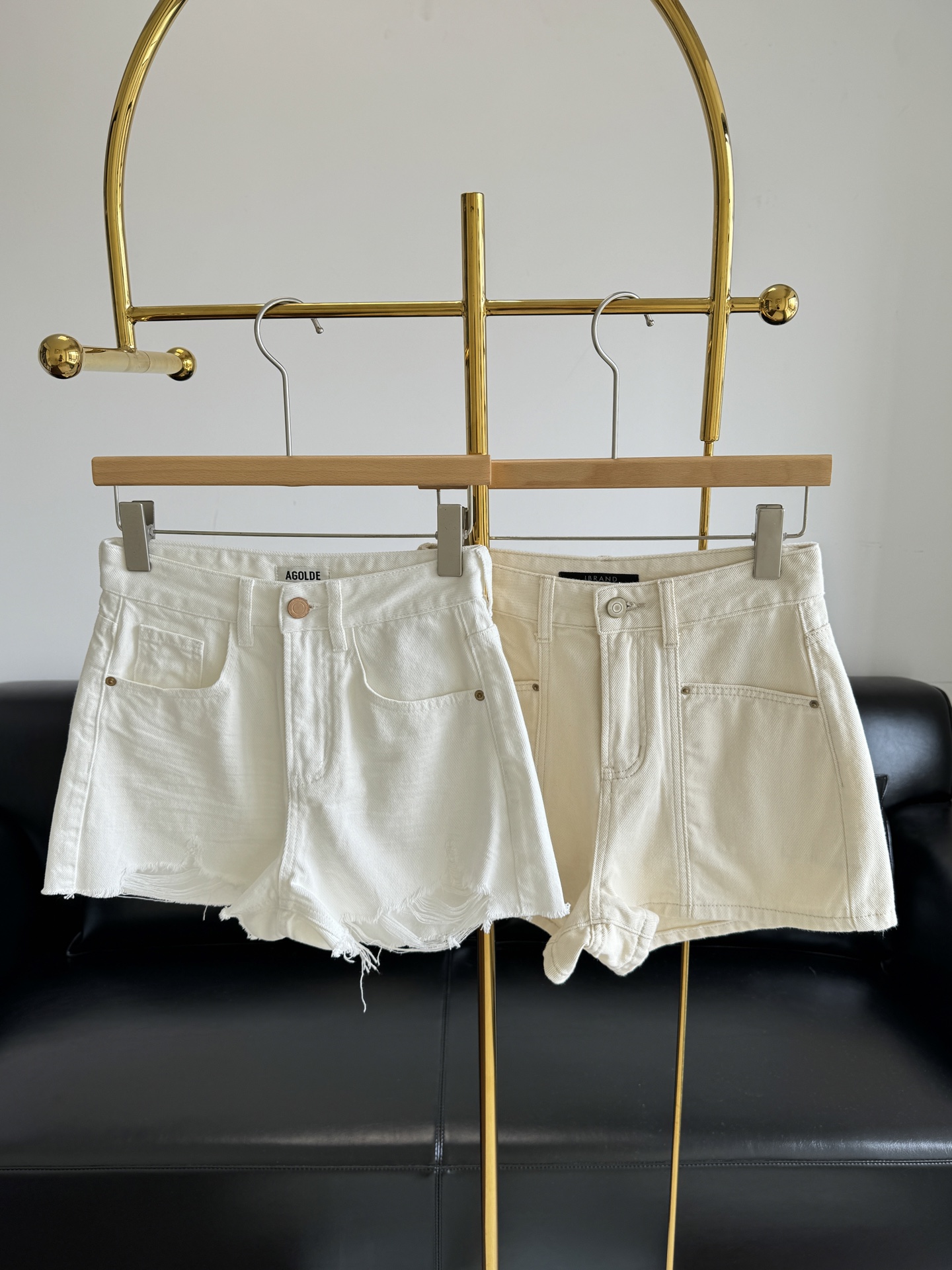 NO:420492,White apricot color two pairs of jean hot pants ~ I strongly recommend it!! The high-waisted style gives the body proportions three to seven centimeters. The ripped pants are made of, casual and fashionable!  It's really great to match, and it can be matched with any top!  Code number s-xxl, alexander wang19860909白色杏色 两款牛仔热裤～,是我要力荐的宝藏!! 高腰的版型把身材比例wan美呈现出三七分 裤身做的破洞处理,随意且时髦！真的巨好搭配,与任何上衣可搭配！ 码数s-xxl,,alexander wang,Women's clothing