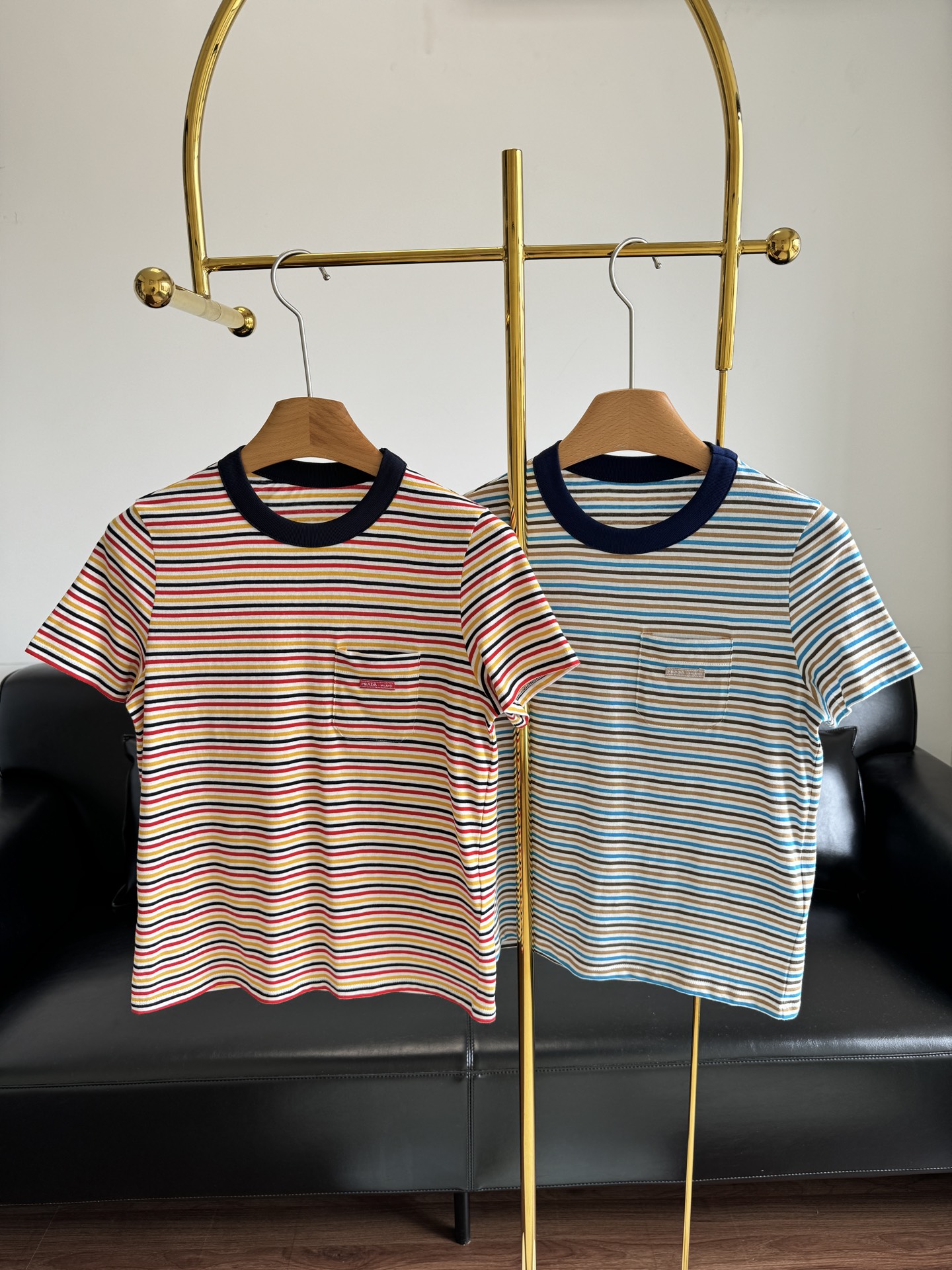 NO:420533,——Prada Prada 25 new women's new striped short sleeves!  The striped series that is essential for everyone. It’s so easy to wear. Various versatile. The first choice for summer matching is one color. If you have a striped control and have a little pursuit of the quality of the clothing, then you must buy one!  !  A striped T-shirt that perfectly combines French romance and fashion attitude. Wear it and start your spring and summer fashion journey. Size sml, prada, prada, T-shirt, tees, t-shirt, alexander wang19860909——Prada普拉达25新女士新款条纹短袖！ 人手必备的条纹系列 实在太好穿了 各种百搭 夏季的搭配首选单品一色 如果你是一个条纹控,然后又对服装的品质有点追求,那你一定要入手一件！！一件条纹T恤,将法式浪漫与时尚态度完美融合,穿上它,开启属于你的春夏时尚之旅. 码数sml,,prada,prada,T-shirt,tees，t-shirt,alexander wang,Women's clothing