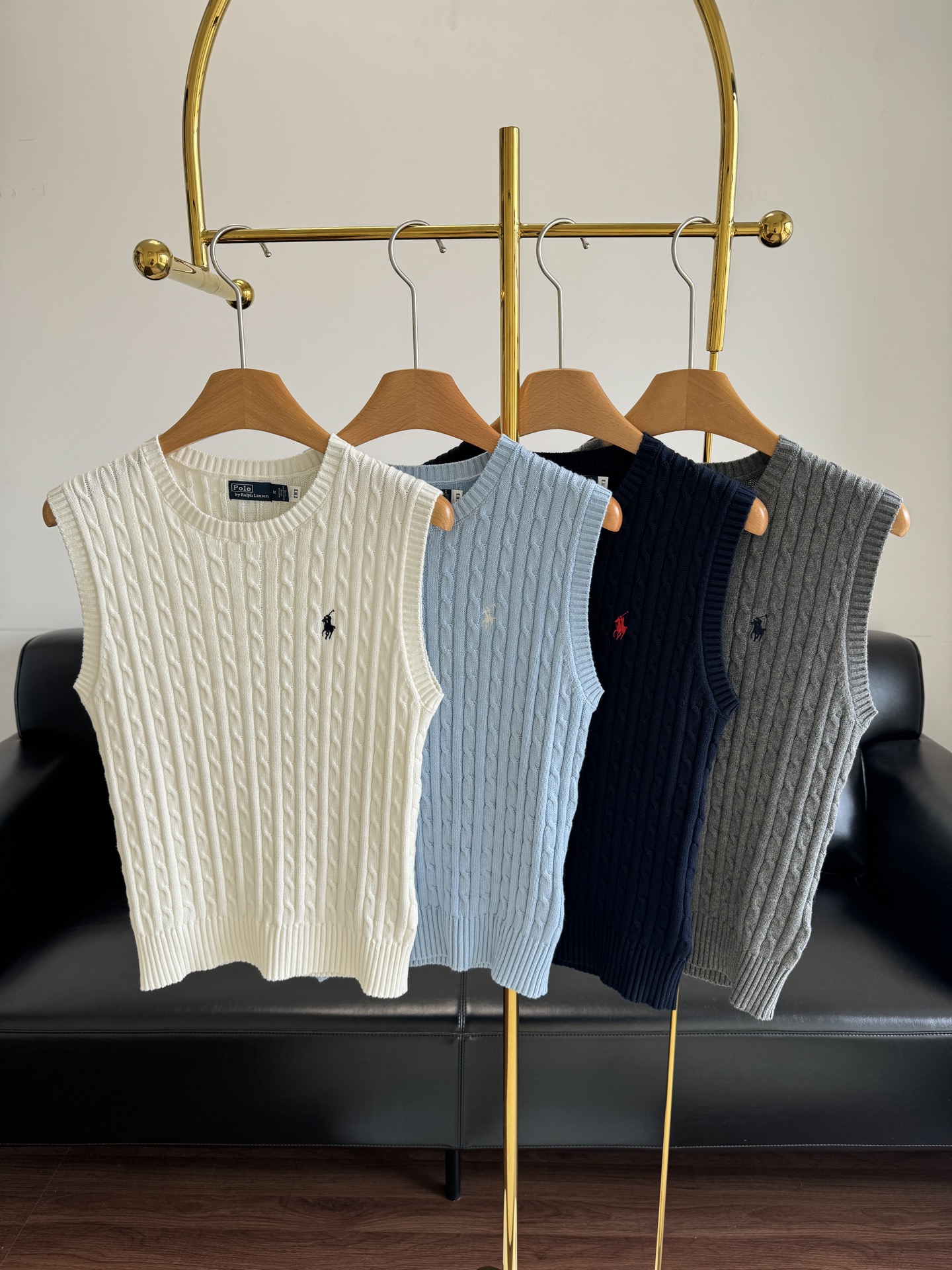 NO:420549,——Polo Ralph Lauren Pony Embroidered Knitted Vest You can wear vests for all seasons!  The texture of the little mohua is so lovely!  It looks so beautiful even with layering!  Not only is the concave style and matching it is outstanding~ It is also wearable in many seasons, and the fashionable Chic is so popular. At a glance, it is the elegance of the old-school aristocrats. It can be worn casually to create a high-end feel~Second get Korean outfits SML Gray Navy Blue Sky Blue White, Loro Piana, Alexander wang19860909——Polo Ralph Lauren小马刺绣针织马甲 可以穿四季的马甲！ 小麻花的纹理太爱了！ 叠穿都狠好看！不仅是凹造型搭配出彩～ 而且多季节可穿,时髦Chic爆了 一眼望去便是老派贵族的优雅 随意穿出高级感~秒get韩系穿搭 码数sml 灰色 藏蓝色 天蓝色 白色,,loro piana,alexander wang,Women's clothing