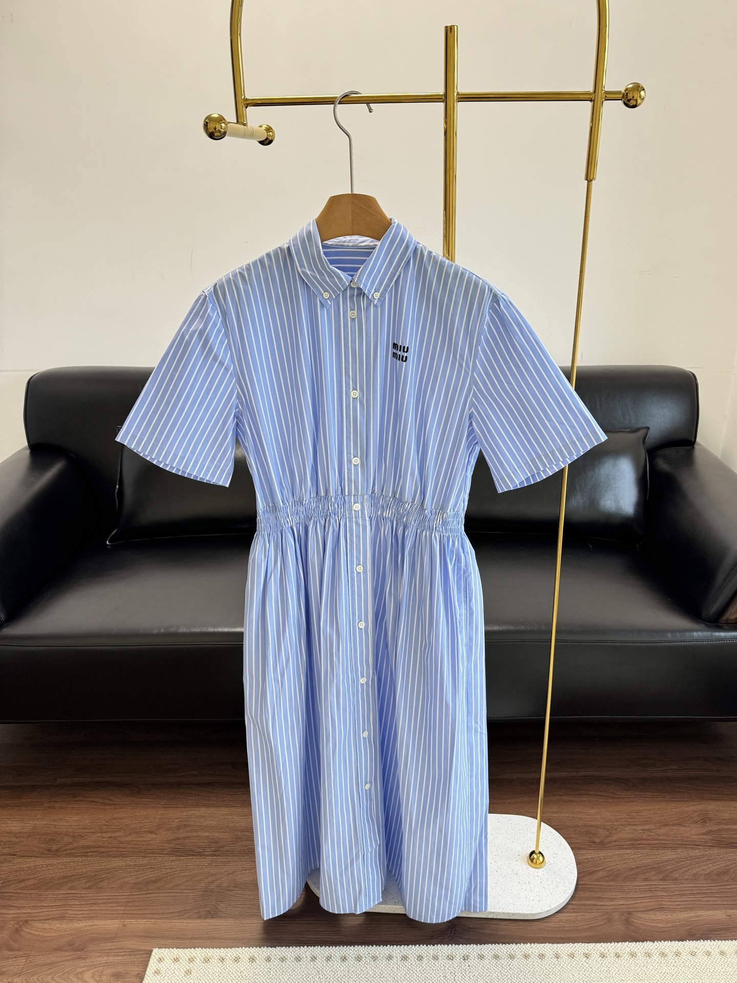 NO:422587,——Miumiu Miu Striped Dress Refreshing College-style striped short-sleeved shirt dress! Wear it, you can make sure you are so beautiful! The design of this dress is really amazing! The refreshing striped pattern, paired with the college-style tailoring, makes people return to the youth campus in one second. Moreover, its fabric is soft and soft, and it is huge and comfortable to wear on the body! Size sml,,miumiu, skirts, shirts, T-shirts, alexander wang19860909——miumiu缪缪 条纹连衣裙 清爽学院风条纹短袖衬衫连衣裙!穿上它,保证你美哭! 这款连衣裙的设计真的绝了!清爽的条纹图案,搭配学院风的剪裁,让人一秒回到青春校园.而且,它的面料亲肤柔软,穿在身上巨巨巨舒服! 码数sml,,miumiu,skirts,shirts,T-shirt,alexander wang,Women's clothing