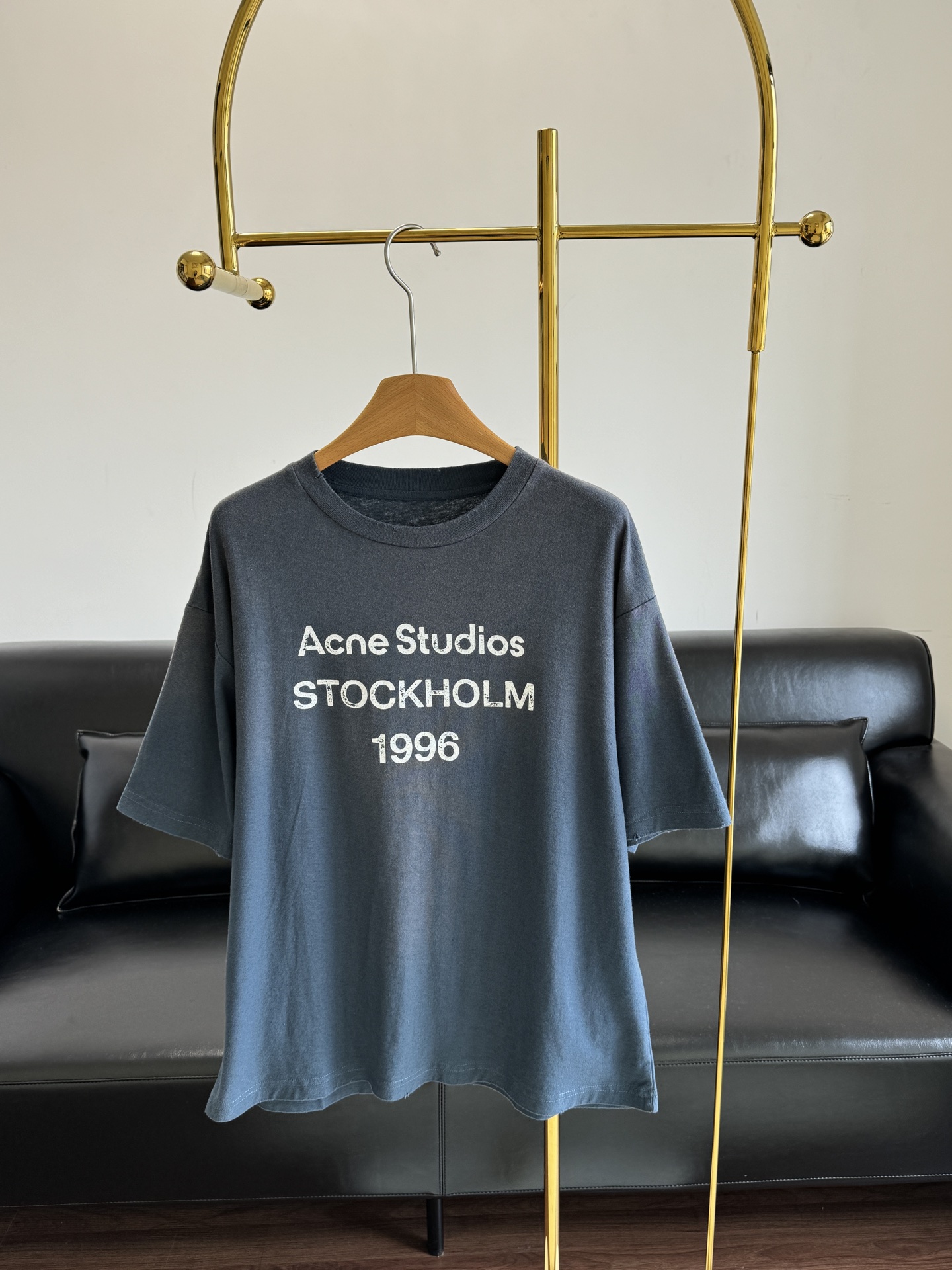NO:422606,——Acne Studios Frayed logo printed T-shirt Acne Studios has a new look. Super soft and comfortable body feel, natural retro washing process for old washing water~ Overall, it continues the neutral atmosphere of ACNE, lazy and casual, loose style, and loose wearing experience regardless of men and women. It is also very friendly to the figure. Whether worn alone or as an inner wear, it is quite nice!  Code sml, acne studios,dior,tees,t-shirt,alexander wang19860909——Acne Studios 磨破徽标印花T恤 Acne Studios出新色啦 超柔超舒适的体感,做旧洗水自然复古洗水工艺～整体延续ACNE的中性气息,慵懒随性,宽松版型,不分男女的宽松式穿着体验,对于身材也十分友好,无论单穿还是当内搭都相当nice！ 码数sml,,acne studios,dior,tees，t-shirt,alexander wang,Women's clothing