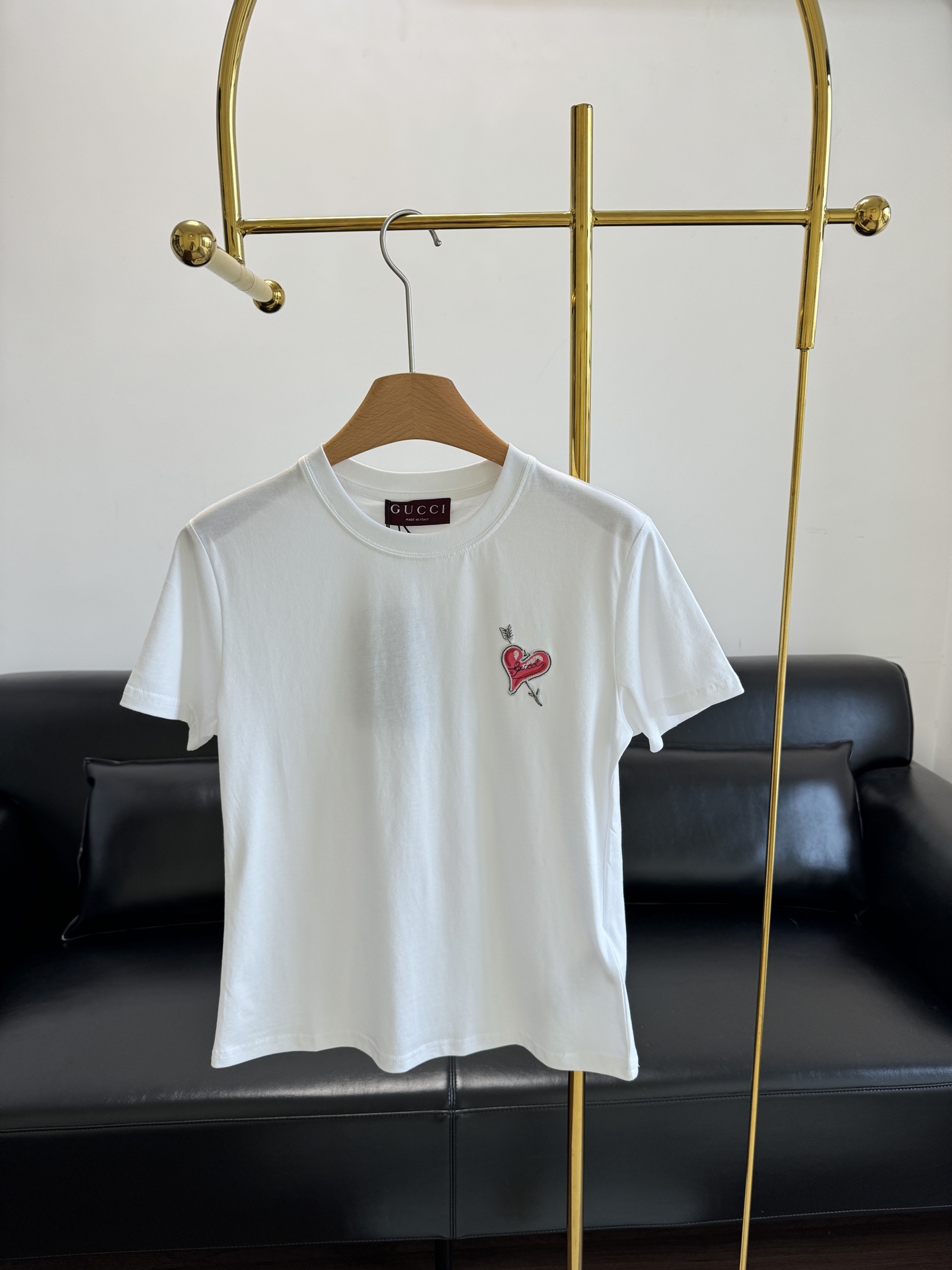 NO:422620,——Gucci/Gucci Women's Love Embroidery T-shirt The chest is lovely three-dimensional embroidery with a little exquisiteness!  Cute and playful!  The upper body is super comfortable, and it will be very good when paired with the bottom. The simple contrasting red and white colors are also very pleasing to the eye!  Basic and versatile. The most indispensable thing in summer is such short-sleeved sleeves!  Code count s-xl, gucci, gucci, T-shirt, tees, t-shirt, alexander wang19860909——Gucci/古驰 女士 爱心刺绣T恤 胸前是爱心立体刺绣 带点小精致！可爱又俏皮！上身超舒服,随便搭配下装就很出片.简单的红白撞色也非常耐看！基础百搭 夏天最不可或缺的就是这样的短袖了！ 码数s-xl,,gucci,gucci,T-shirt,tees，t-shirt,alexander wang,Women's clothing