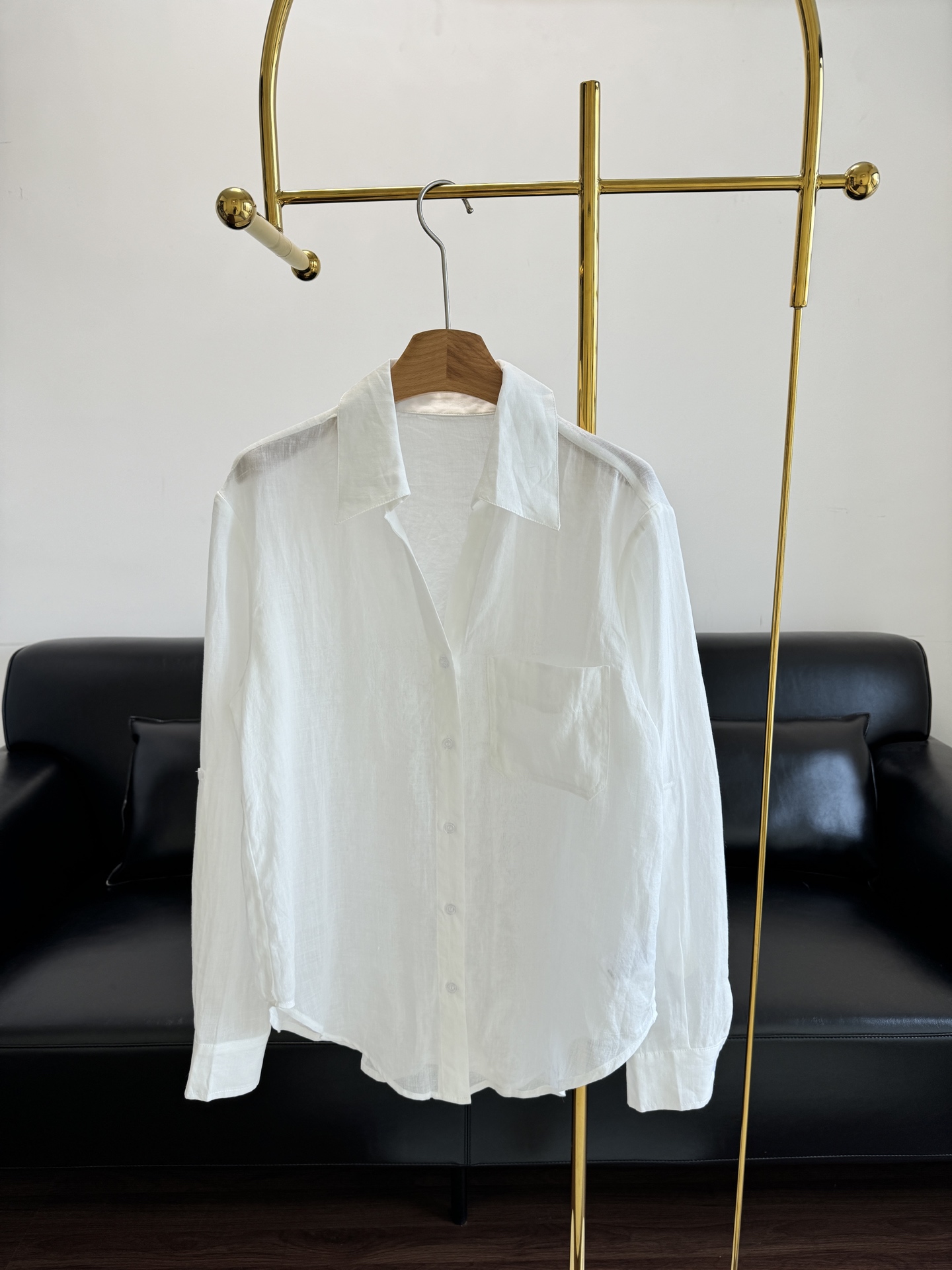 NO:422633,——The shirt of the old Qian style of the row family!  !  Quality on the spire of the tower, loose os style!  It's a slack feeling if you don't pick on others!  !  The loose shoulder-length design is short in front and long in the back, retro and slack in old money!  !  Single breathable and comfortable in spring and summer!  You can also wear it as a sunscreen or air conditioning shirt!  !  This lazy and practical long-term product is very popular!  !  Count ml, Shirts,alexander wang19860909——row家老钱风的衬衫！！ 塔尖上的品质 宽松os版型！不挑人自带松弛感！！ 宽松落肩的设计前短后长的整体,复古又老钱松弛！！ 春夏单穿透气舒适！还可以当防晒服或空调衫去穿！！ 这种慵懒实用的长期主义单品深得人心！！ 码数ml,,shirts,alexander wang,Women's clothing