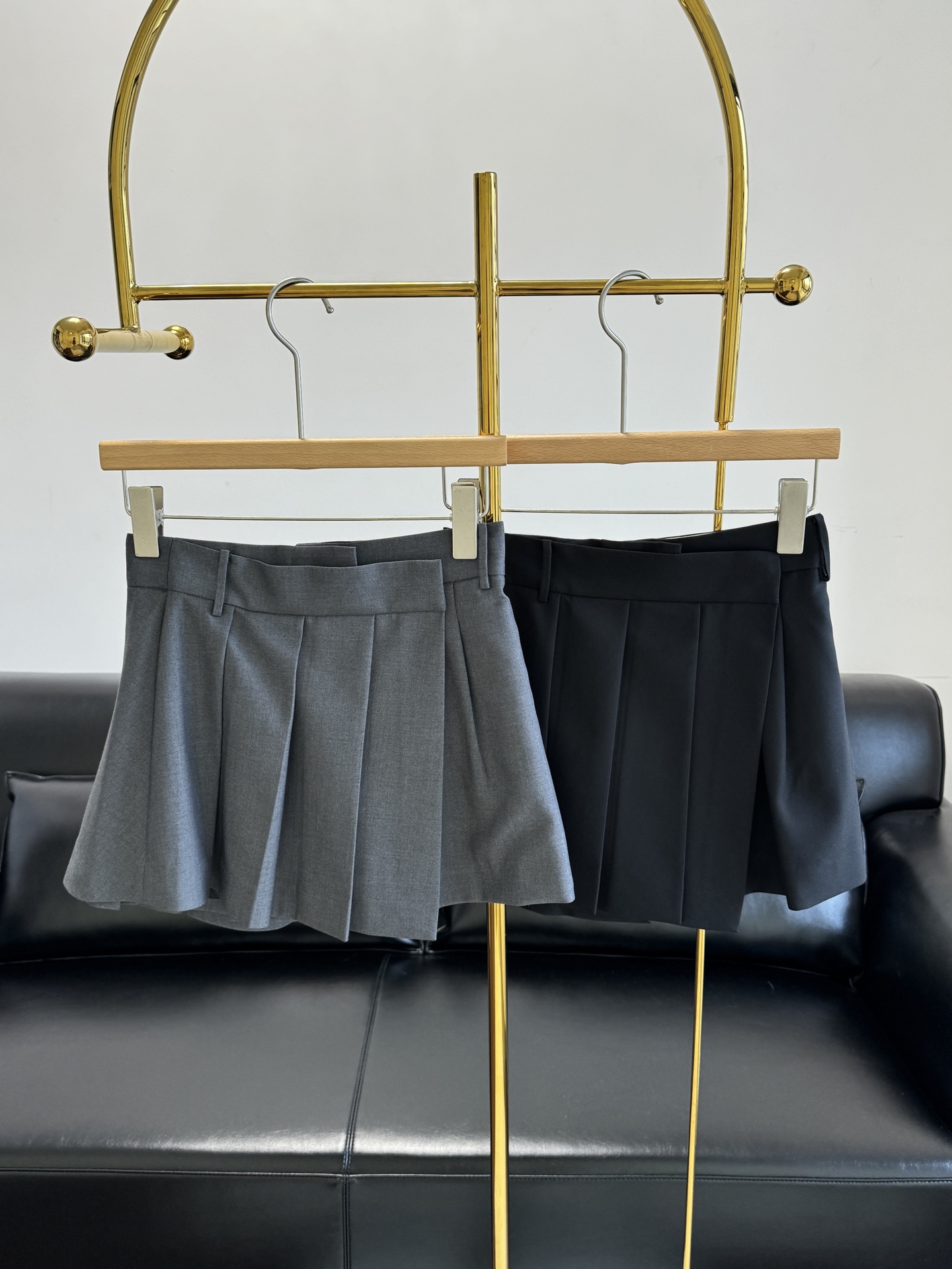 NO:422651,——The same style as celebrity ANN ANDELMAN irregular suit pleated skirt. The upper body is a sweet and cool girl outfit. The pleated A-line skirt that hides the flesh and makes you look thin with strength. The high-waisted A-line skirt is very good for covering the flesh of the lower abdomen and hips. The upper body makes you look thinner and longer legs! Small and pear-shaped sisters can also easily control it! Number of 34 36 38,,skirts,business suit,alexander wang19860909——明星同款ANN ANDELMAN 不规则西装百褶半身裙 上身就是又甜又酷的女孩穿搭 凭实力藏肉显瘦的百褶A字裙 高腰A字百褶裙裤, 很好遮挡小腹和臀胯的肉肉 上身显瘦显腿长! 小个子和梨型身材姐妹也能轻松驾驭! 码数34 36 38,,skirts,business suit,alexander wang,Women's clothing