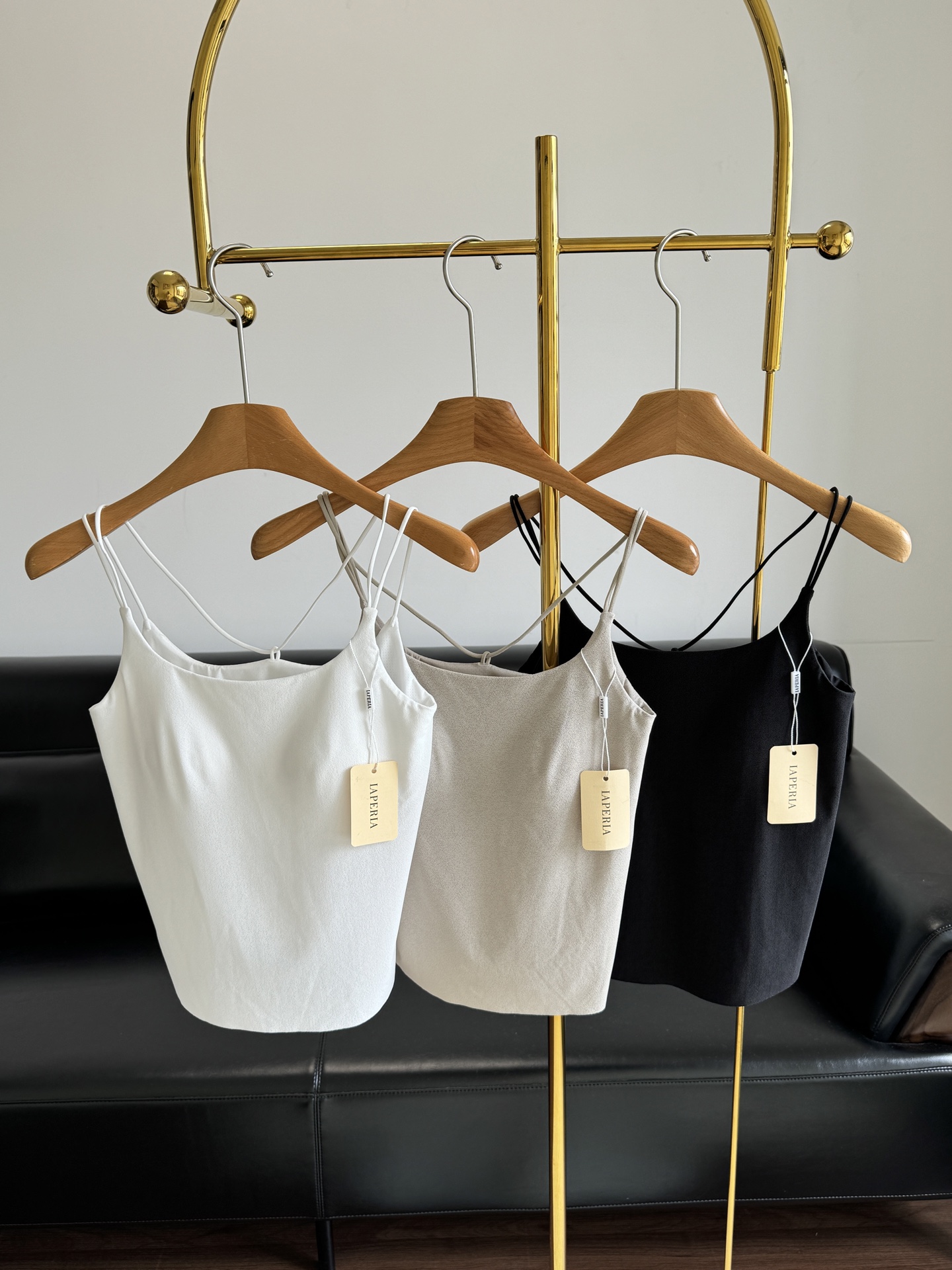 NO:424131,——LP Double Slim Shoulder Beautiful Back Bra The new annual hit product, a must-have for everyone!  The big factory has a full sense of craftsmanship, and it feels very luxurious when you get it. 'Who knows the joy of not wearing Bra-in!' 'One piece = U-shaped beautiful back + literary brain + suspender' The slim tailoring fits your figure Simple and fashionable The thin suspender is hung on the shoulders, easily outlining the charming collarbone lines, and the sexyness is directly full. The color is black, milk apricot and white. The S code is suitable for 80 to 100 catties. The M code is suitable for 100 to 120 catties. The L code is suitable for 120 to 135 catties. The three numbers, loro piana, alexander wang19860909——LP 双细肩美背Bra 年度王炸新品,人手必备！ 大厂工艺感拉满,拿到手就感觉很高奢 “ 不用穿Bra-in的快乐谁懂! ” “ 一件=U型美背+文脑+吊带 ” 修身的剪裁,贴合着你的身姿 简约时尚 细细的吊带挂在肩头, 轻松勾勒出迷人的锁骨线条, 性感度直接拉满. 颜色黑色,奶杏和白色三个色 S码合适80到100斤 M码合适100到120斤 L码合适120到135斤体重 三个码数,,loro piana,alexander wang,Women's clothing