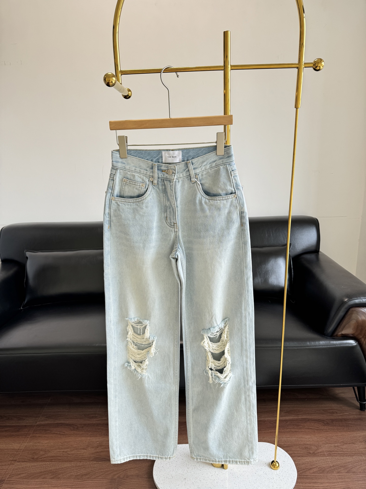 NO:424155,——THE ROW ripped straight-leg regular jeans. Pursuing fashionable personality is a bright sign of youth, and ripped jeans express this personality to the fullest. It can make you fashionable, unique, and also make you feel a little rebellious!  Recommended to buy!  The eye-catching holes of the whole pants enhance the visual focus and give you a free and unruly label!  Paired with the inner wear of the vest creates a and cool visual feeling!  The worn design injects a cool and cool look into a single item, helping you create a unique and stylish and casual look!  25-30 yards, jeans,alexander wang19860909——THE ROW 破洞直筒常规款牛仔裤 追求时尚个性是青春的明亮标志,而破洞牛仔裤,将这种个性可以表达的淋漓尽致.他可以让你时尚,让你个性,让你与众不同,还可以让你带一点小叛逆！推荐入手！整条裤子抢眼的破洞,提升视觉焦点赋予你自由不羁的标签！搭配背心内搭营造出又a又酷即视感！磨破设计为单品注入率性酷感魅力,助你打造别具魅力的时尚休闲造型！ 码数25-30,,jeans,alexander wang,Women's clothing