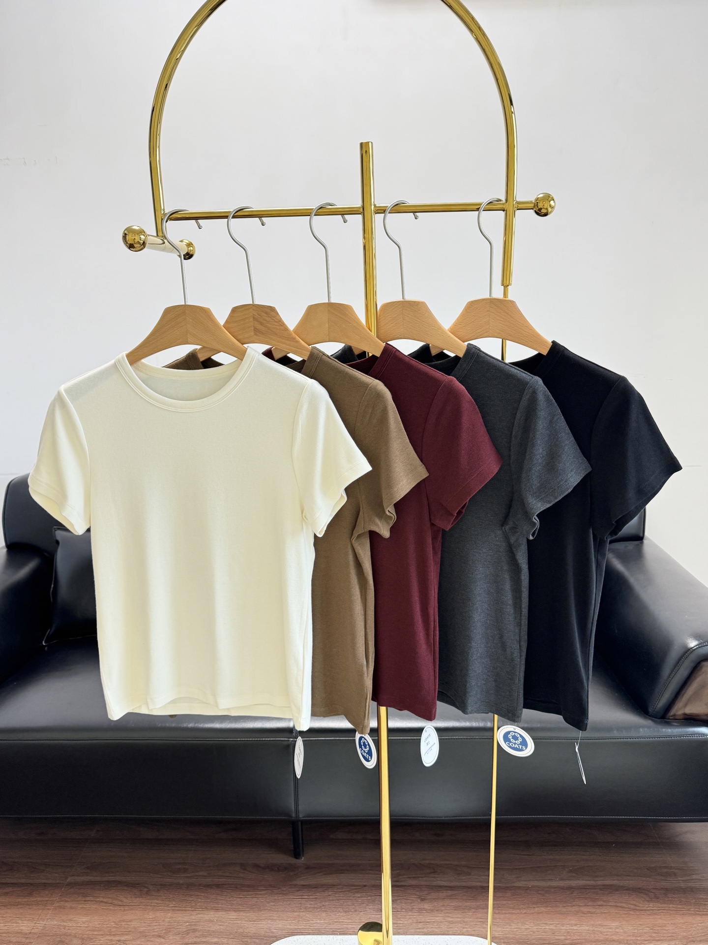 NO:424198,——The Row Five-color round neck T-shirt is a must-have for popular products. A T-shirt that allows you to wear all year round. The color and tone is super beautiful, the fabric is extremely elastic, and the style is very relaxing!!! It is the kind of shoulder T-shirt that looks slim. I love comfortable outfits in summer!  s-xl, tees, t-shirt,alexander wang19860909——The Row 五色圆领T恤 爆款必备,一件可以让你一年四季穿的T,颜色色调超级漂亮,面料有极好的弹力,而且很有松弛感版型真的超级绝!!!是那种气质又显瘦的正肩T 夏天就很爱让人舒适的穿搭！ 马上s-xl,,tees，t-shirt,alexander wang,Women's clothing