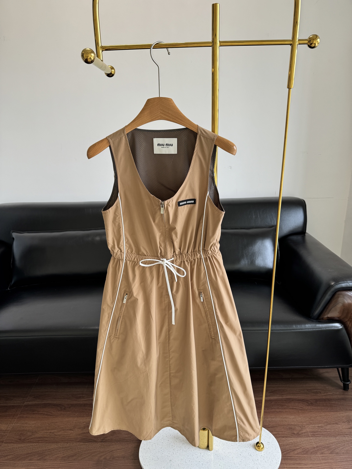 NO:424178,——Miu Miu 25 spring and summer new logo sleeveless dress, treasures, new styles are coming! This logo brown sleeveless dress is simply beautiful to a new level. Classic brown color is high-end and versatile. The sleeveless design reveals the slender arm lines, which is just right and charming. The waist drawstring design cleverly outlines the waistline and highlights the body curve. Whether it is going out on the street or attending parties, it can easily become the focus when wearing it, and the fashion sense is full~ Whoever wears it looks good, I really recommend everyone to have one! Size sml,,miumiu, skirts,alexander wang19860909——Miu Miu25春夏新款徽标无袖连衣裙 宝子们,新款来袭!这款徽标咖色无袖连衣裙,简直美出新高度.经典咖色高级又百搭,无袖设计露出纤细手臂线条,恰到好处的露肤感超迷人.腰部抽绳设计巧妙勾勒腰线,凸显身材曲线.无论是日常出街还是参加聚会,穿上它都能轻松成为焦点,时尚感拉满~谁穿谁好看,真心建议人手一件! 码数sml,,miumiu,skirts,alexander wang,Women's clothing