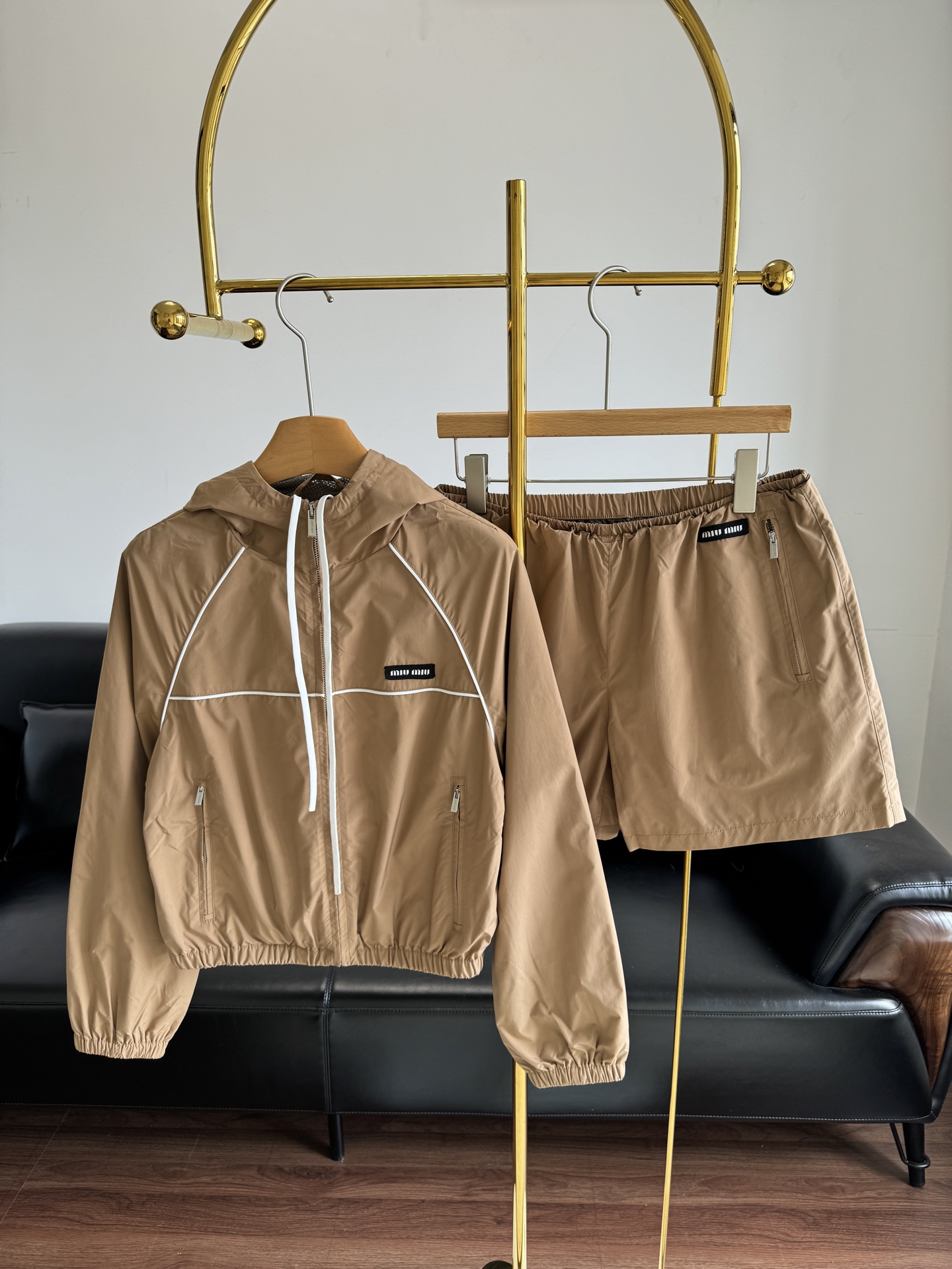 NO:424216,Jackets and shorts Miu Miu 25 spring and summer new logo set I was deeply attracted by it at first sight. It was so beautiful that I was so beautiful!  Nylon series micro-label hooded jacket and shorts, with a logo embellishment on the chest, a fashionable and loose style, and a cool and handsome upper body. It is a must-have outfit for cool Girl!  Code sml, miumiu, shorts, jackets & coats, hats, alexander wang19860909外套短裤 Miu Miu25春夏新款徽标套装 第一眼看到就被深深吸引了,简直是美哭我了都！尼龙系列微标连帽外套短裤,胸口贴布logo点缀,时髦感拉满经典宽松版型,上身又酷又帅 简直是酷Girl必备穿搭！ 码数sml,,miumiu,shorts,jackets & coats,hats,alexander wang,Women's clothing