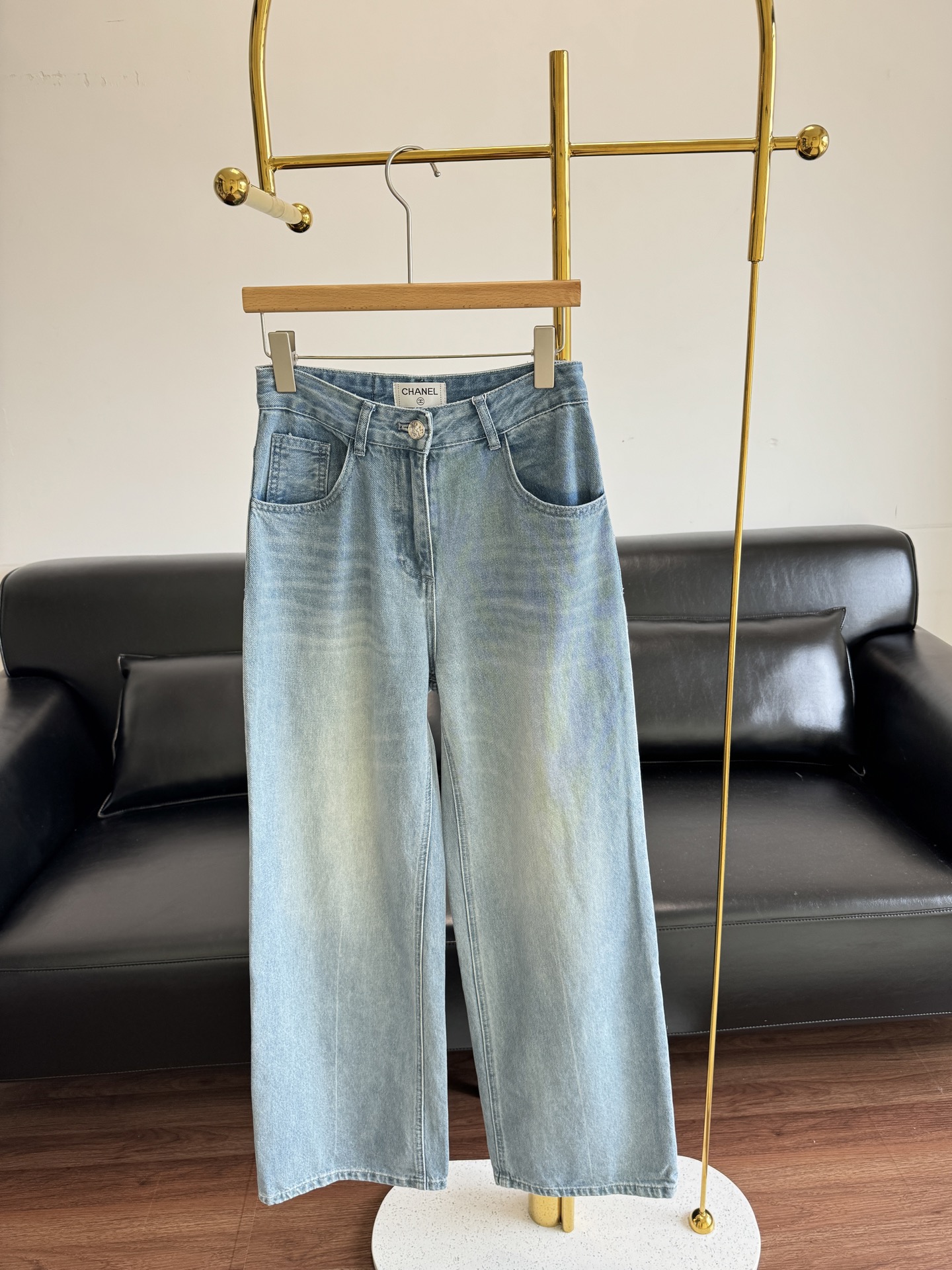 NO:417478,——Xiaoxiang logo sequins straight-leg regular jeans. It can be worn in all seasons. It is not to be missed. The logo sequins pattern on the back are decorated with embellishments. It is basically matched with a T-shirt and vest. It is perfect, clean and neat and does not pick on the figure. It is simply a skilled person who hides the flesh. It is not a problem to wear a long legs of 1.8 meters!  34 36 38, jeans,tees,t-shirt,alexander wang19860909——小香 logo亮片直筒常规款牛仔裤 四季可盘,不容错过的一款 后侧logo亮片图案饰以点缀, 基本随意搭配T恤背心出街都是完美干净利落不挑身材,简直藏肉小能手,穿出一米八的大长腿不是问题！ 码数34 36 38,,jeans,tees，t-shirt,alexander wang,Women's clothing