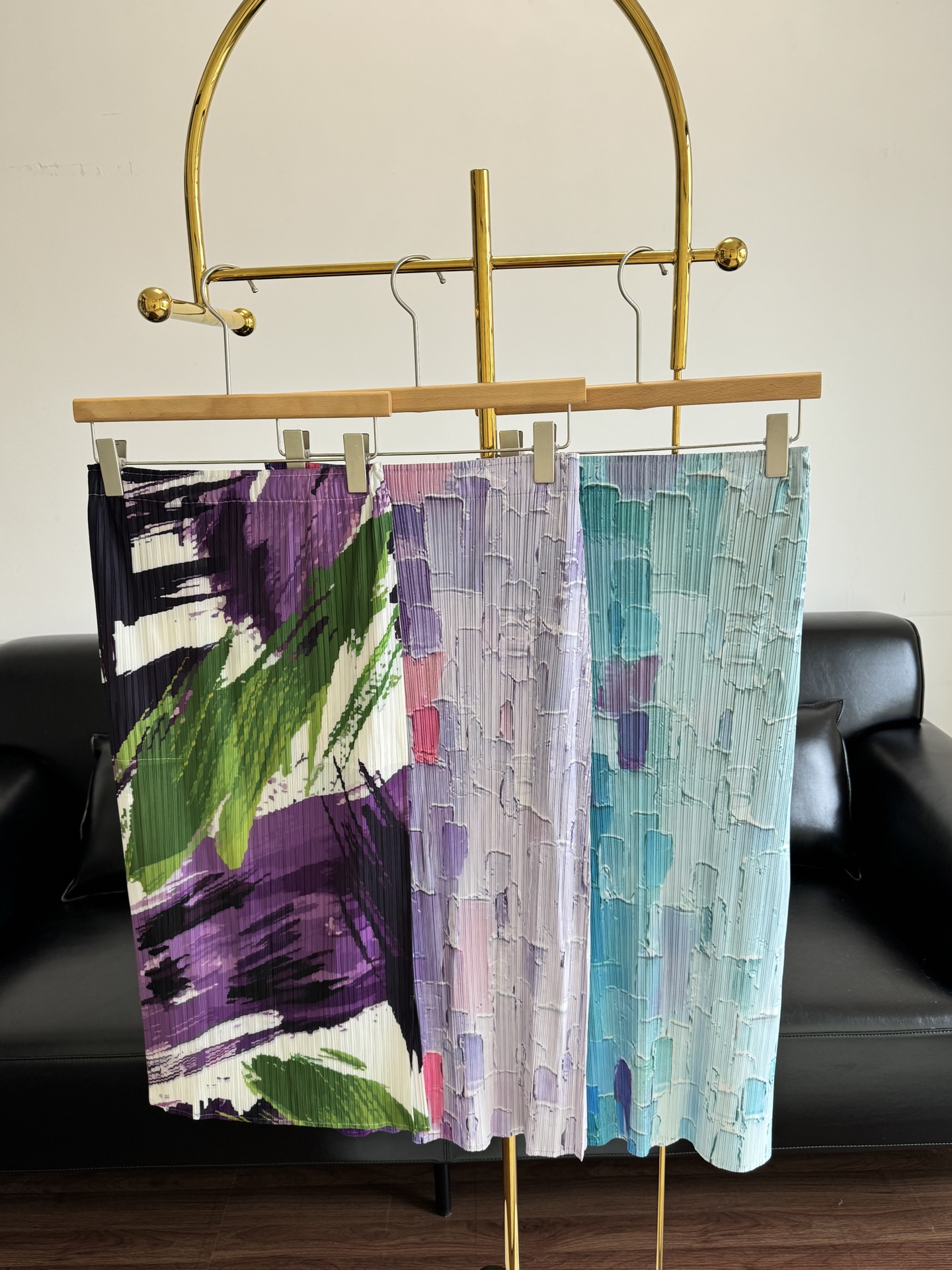 NO:417525,——Issey Miyake, a new summer oil painting printed skirt, knocking with artistic touch! 3D three-dimensional gradient digital printing, all of which are Japanese paper-type pleated pleated. First, the semi-finished product is made, then the high-temperature pleated pleated. Finally, the manual splicing process is complicated, and the slow work produces fine products! It is not easy to deform from top to bottom,' The three-dimensional accord pleated pleated pleated pleated pleated pleated pleated pleated pleated pleated pleated pleated pleated pleated pleated pleated pleated slim waist, comfortable and unscrewed! The size is equal, isseymiyake, skirts, alexander wang19860909——三宅一生 夏日新品油画印花半裙 敲有艺术感!3D立体渐变数码印花,压褶全部都是日本机纸片式压褶而成,先进行半成品的制作,再高温压褶,最后手工拼接工序繁复,慢工出精品!不易变形从上到下,”,从窄到宽的立体风琴褶裥有流动的美感,将“柔美+建筑感”结合由内而外都是柔韧张力经典的H型直筒裙型,松紧高腰的设计,内置很友好扁牛筋回弹力视觉上拉高了腰线,高腰设计,拉长腿部线条比例勾勒纤细腰肢,舒适不勒！ 码数均码,,isseymiyake,skirts,alexander wang,Women's clothing