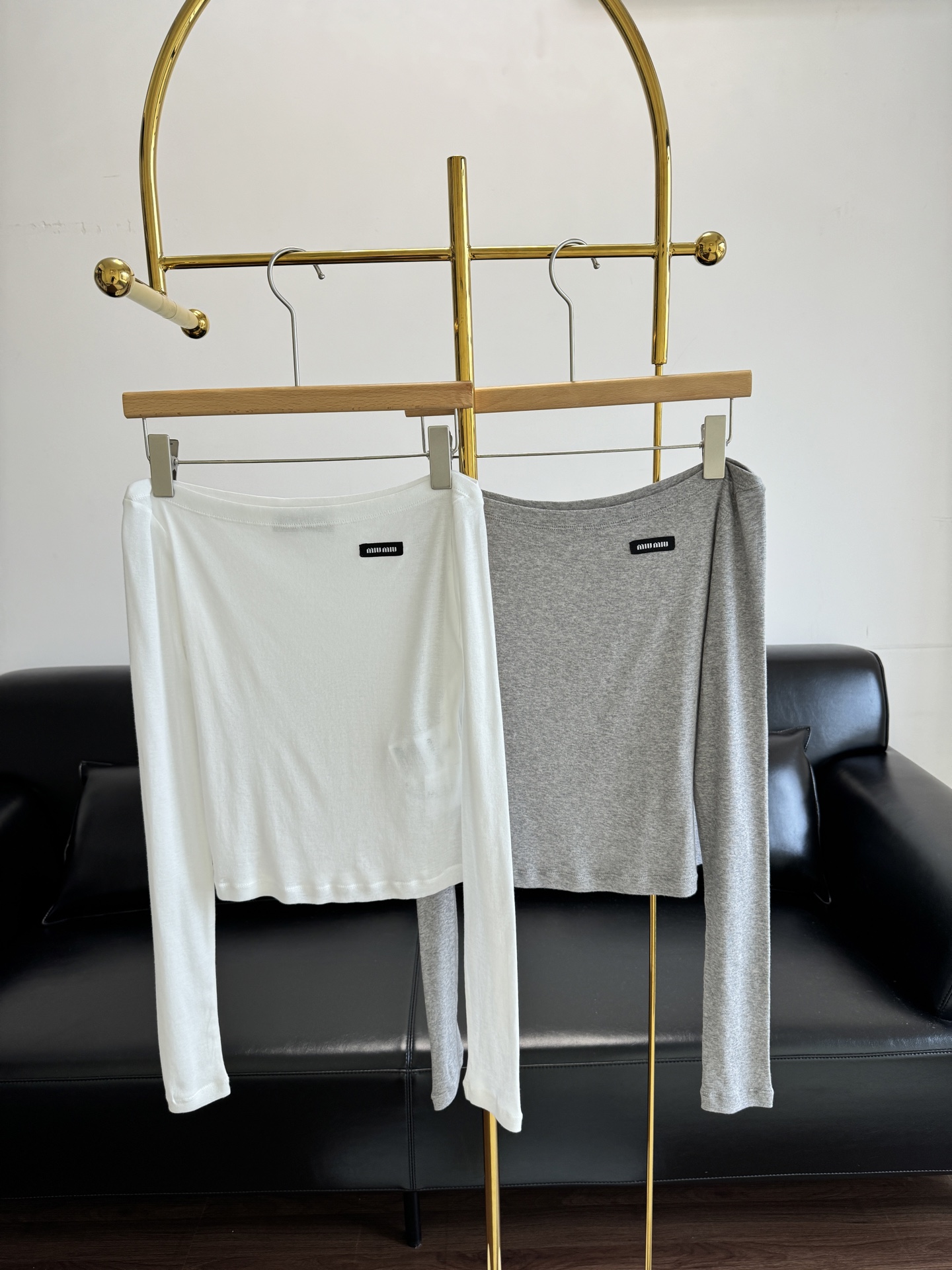 NO:417543,——Miumiu letter logo long sleeves, a perfect versatile consumable product. The versatile and clean foundation is great no matter how you wear it. The fashionable style is very comfortable to wear. It is a versatile item worth keeping~ It is very easy to wear in spring, summer, autumn and winter. Size sml gray white,,miumiu,alexander wang19860909——miumiu 字母徽标长袖 妥妥百搭易耗品.百搭干净的基础怎么穿都很赞,时尚版型穿着很舒服,是很值得自留的百搭单品～春夏秋冬四季都超好穿. 码数sml 灰色 白色,,miumiu,alexander wang,Women's clothing