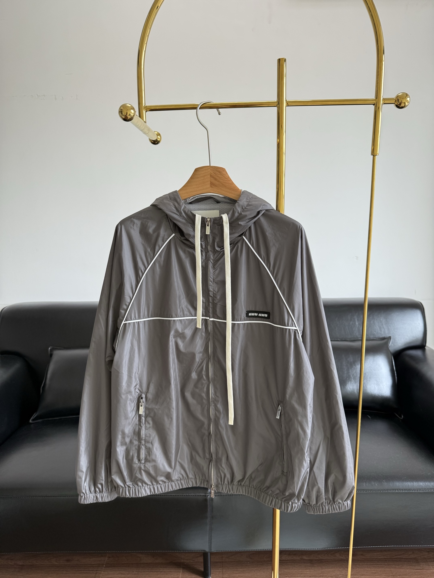 NO:419007,——Miu Miu25 early spring new nylon jacket can easily achieve a relaxed and casual fashionable style!  The chest logo embellishes, adds iconic elements, and creates a recognizable retro college style outfit!  Walking on the street is full of attention!  It's nice to match casually!  Big recommendation!  code number s-xl, miumiu, jackets & coats, jackets & coats, alexander wang19860909——Miu Miu25早春新款 尼龙夹克外套 能轻松实现轻松又随性的时髦型格！胸口徽标点缀,平添标志性元素,塑造极具辨识度的复古学院风穿搭！走在街上吸睛度满分！随意搭配就很nice！重磅推荐！ 码数s-xl,,miumiu,jackets & coats,jackets & coats,alexander wang,Women's clothing