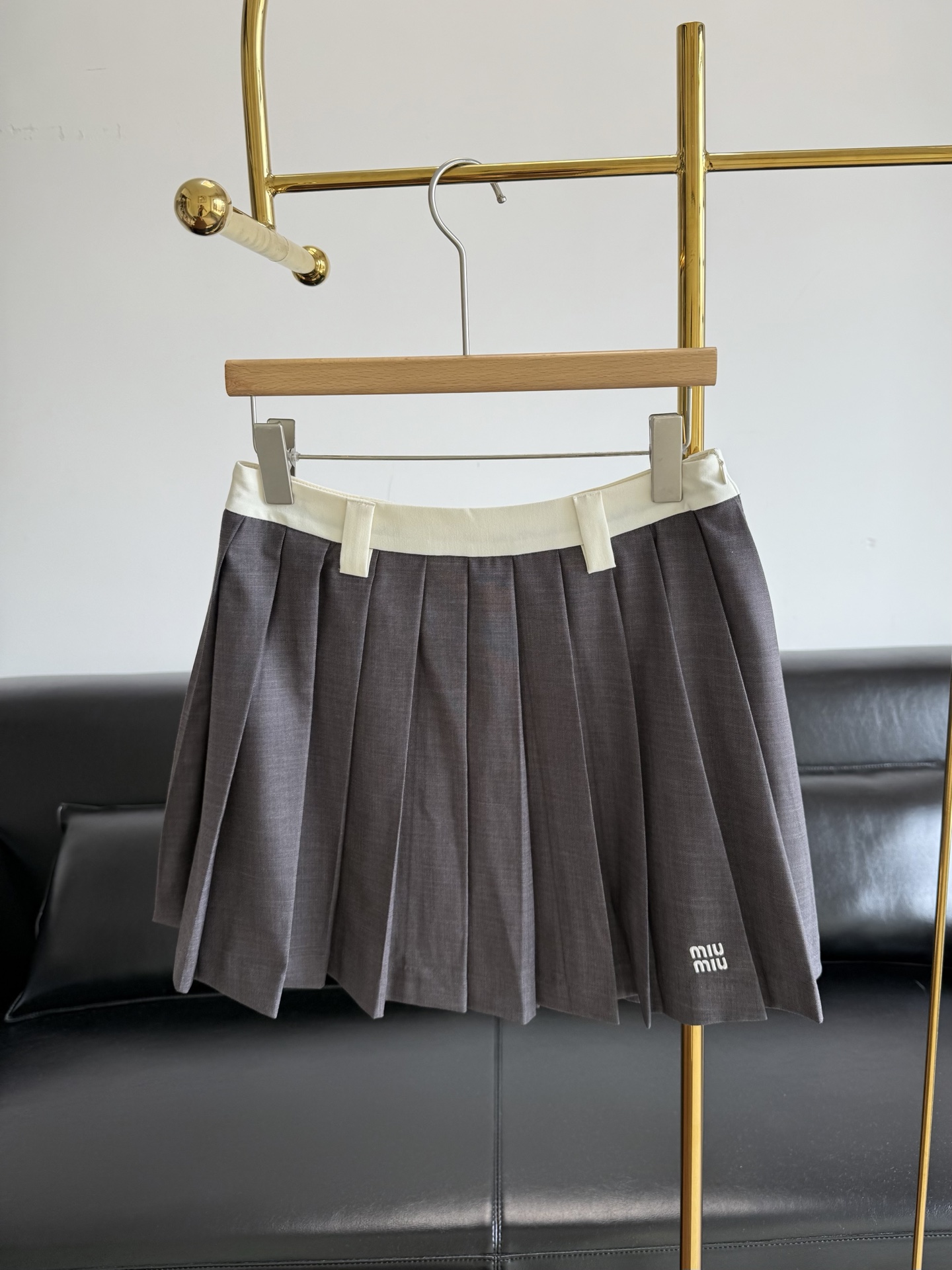 NO:418988,——Miumiu 25ss spring and summer hot gray pleated skirt skirt, college style outfit, fashionable seniors instant visual sense, super cute pleated design, worsted wool thin fabric is delicate and shiny, with a drooping feeling, neat detail processing is very well done, only high quality!  Gray texture comes with soft retro filters, paired with sweaters and short-sleeved shirts are all very atmosphere. Size S-M-L, miumiu, skirts, shirts, T-shirts, alexander wang19860909——miumiu 25ss春夏爆款灰色百褶裙半裙, 学院风穿搭,时尚学姐即视感,超可爱的百褶设计,精纺羊毛薄款面料细腻有光泽,自带垂感,走线工整细节处理非常到位,只做高品质！灰色系质感自带柔和复古滤镜,搭配针织衫,短袖衬衫都很有氛围感 尺码S-M-L,,miumiu,skirts,shirts,T-shirt,alexander wang,Women's clothing