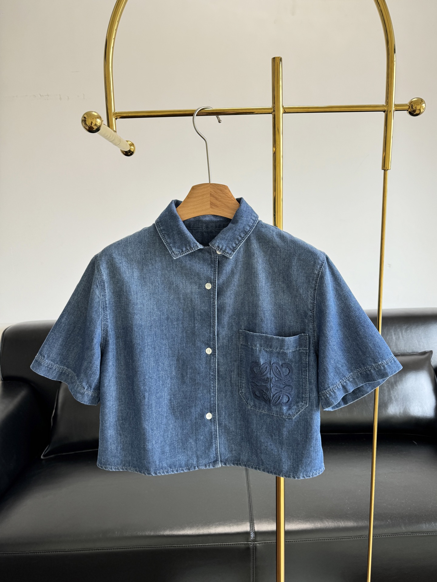 NO:418965,——Loewe logo embroidered denim short-sleeved shirt 25SS is available in spring!  Denim short-sleeved shirt, lightweight wash cotton tannin shirt, exquisite embroidery of brand logo on the chest pocket, regular short style classic POLO lapel button closure on the front, button tabs on the top, recommended to wear jeans!  !  Count sml, loewe, jeans,shirts,T-shirt,alexander wang19860909——loewe logo刺绣牛仔短袖衬衫 25SS春季上新！牛仔短袖衬衫,轻盈水洗棉质单宁布衬衫,胸前口袋饰有品牌logo精巧刺绣,常规短款版型经典POLO翻领正面纽扣开合,顶部配以扣袢,推荐搭牛仔裤！！ 码数sml,,loewe,jeans,shirts,T-shirt,alexander wang,Women's clothing