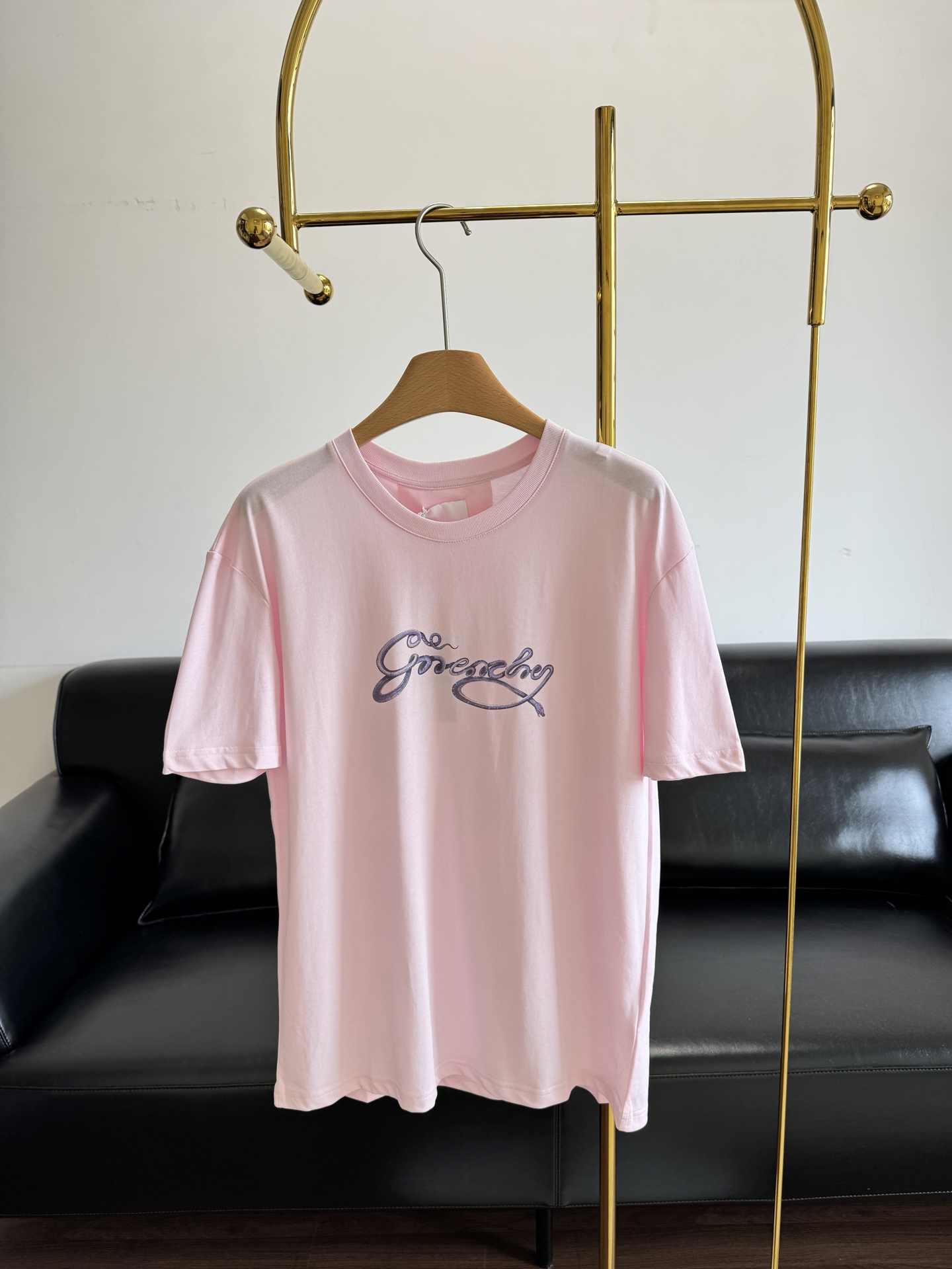 NO:419019,——Ms. Givenchy Printed T-shirt Pink is cute and playful!  The upper body is super comfortable, and it will be very good when paired with the bottom. It is very pleasing to watch!  Basic and versatile. The most indispensable thing in summer is such short-sleeved sleeves!  Count sml, given, T-shirt,tees,t-shirt,alexander wang19860909——纪梵希女士 印花T恤 粉色可爱又俏皮！上身超舒服,随便搭配下装就很出片.非常耐看！基础百搭 夏天最不可或缺的就是这样的短袖了！ 码数sml,,givenchy,T-shirt,tees，t-shirt,alexander wang,Women's clothing