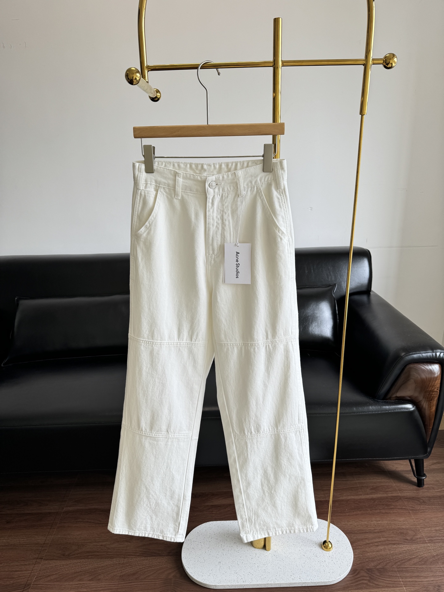 NO:420615,——ACNE rear bag smiley logo white straight-leg regular jeans imported cotton denim material, fine and perfect craftsmanship processing Back bag embroidered smiley logo design, high waist style, upper body slimming and long legs Whoever wears it will look slimming series, any body shape can be controlled Custom yb hardware accessories, texture online ~ Size sml, acne studios, jeans, alexander wang19860909——ACNE 后袋笑脸logo白色直筒常规款牛仔裤 进口全棉牛仔材质,工艺处理精细完美 后袋刺绣笑脸logo设计,高腰版型,上身显瘦显腿长 谁穿谁显瘦系列,任何身形都可驾驭 定制yb五金配件,质感在线~ 码数sml,,acne studios,jeans,alexander wang,Women's clothing