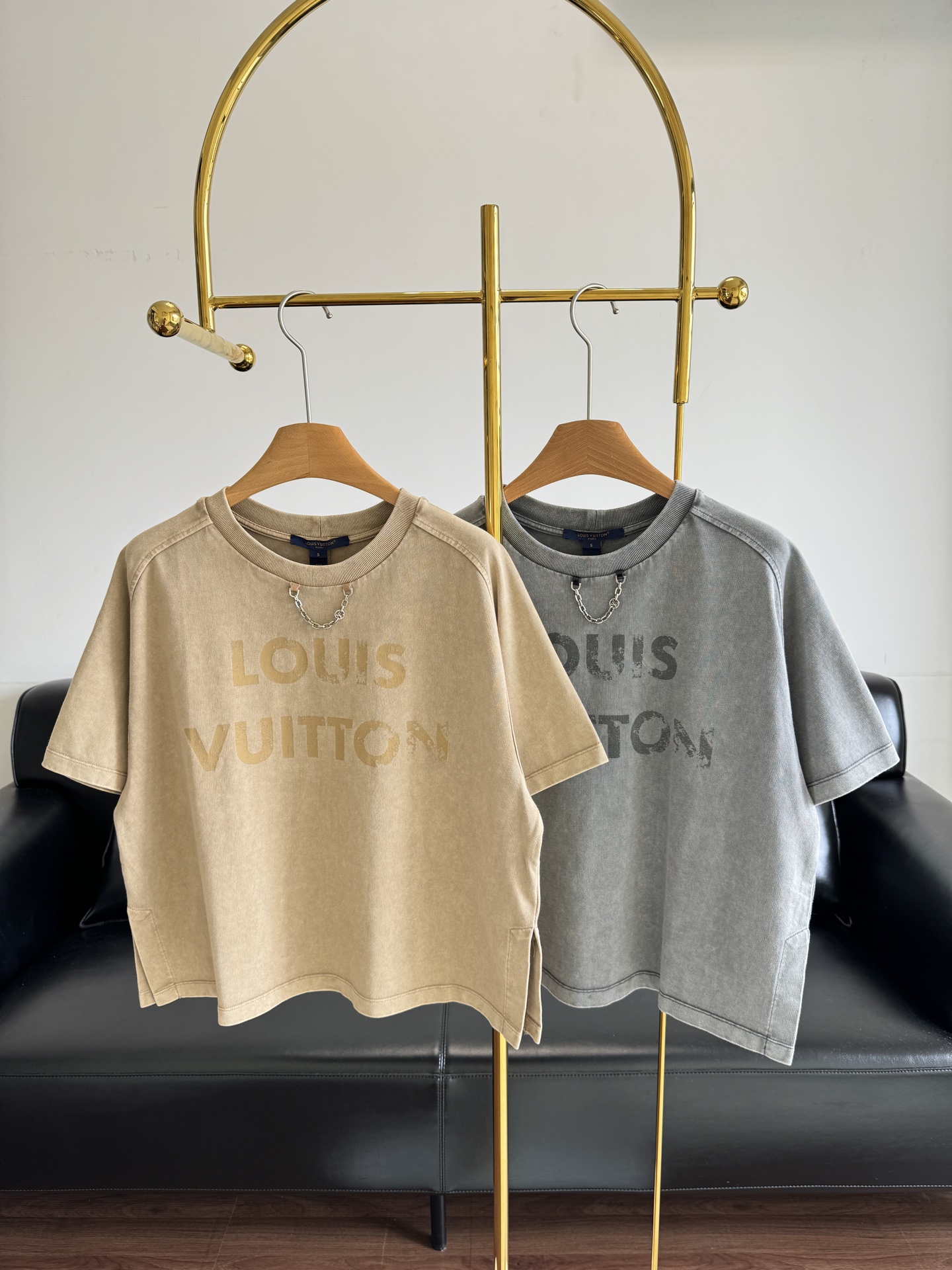 NO:420670,——Louis Vuitton/LV women's neckline chain retro effect cotton round neck short-sleeved T-shirt. Simple but luxurious design, low-key reveals a sense of high-end. It is simply a walking clothes hanger!  Walking on the street must be a turnaround rate!  You will fall in love with it. The kind that cannot be extricated... The real thing is very exquisite. Code sml khaki. Gray,,louis vuitton,louis vuitton,T-shirt,tees,t-shirt,alexander wang19860909——路易威登/LV女装领口链条复古效果棉质圆领短袖T恤 简约而不失奢华的设计,低调中透露着高级感.简直是行走的衣架！ 走在街头必须是回头率！上手你就会爱上它 不可自拔的那种.... 实物非常精致 码数sml 卡其 灰色,,louis vuitton,louis vuitton,T-shirt,tees，t-shirt,alexander wang,Women's clothing