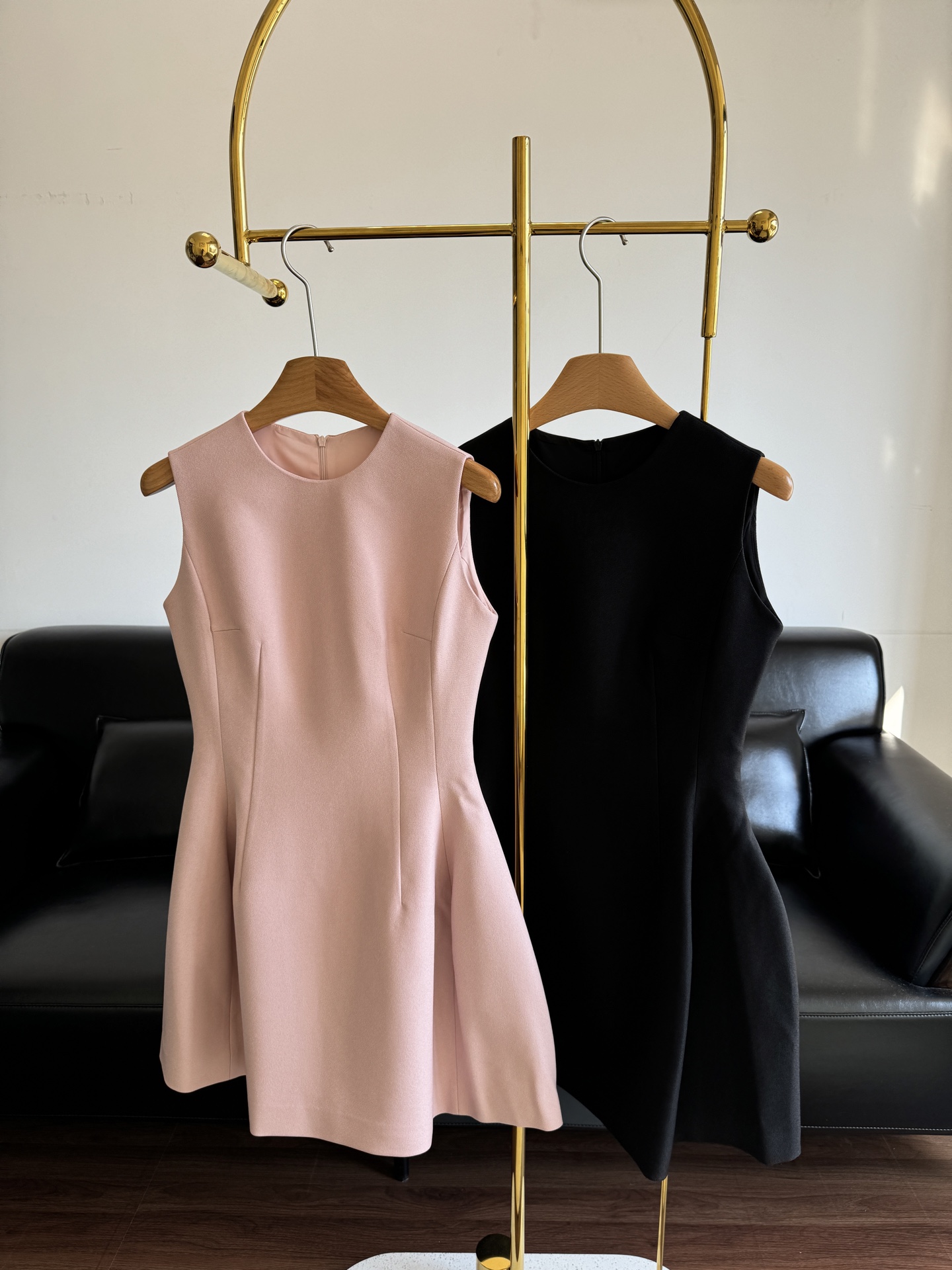 NO:422041,——Sleeveless waist-hugging dress. This daily and high-end skirt will really make people fall in love with the decoration of the skirt without other accessories. It can also look very good!  A classic dress that is elegant and timeless. It has a sweet upper body and a pleasant temperament. The color is very suitable for the skin tone!  S-xl pink black 2 colors, skirts, alexander wang19860909——无袖收腰连衣裙 这种日常又高级的裙子真的会让人反复爱上裙身没有其他辅料的点缀装饰也可以很好看！ 优雅永不过时的经典连衣裙 上身甜美 气质怡人 颜色很衬肤色哦！ 码数s-xl 粉色 黑色2个色,,skirts,alexander wang,Women's clothing