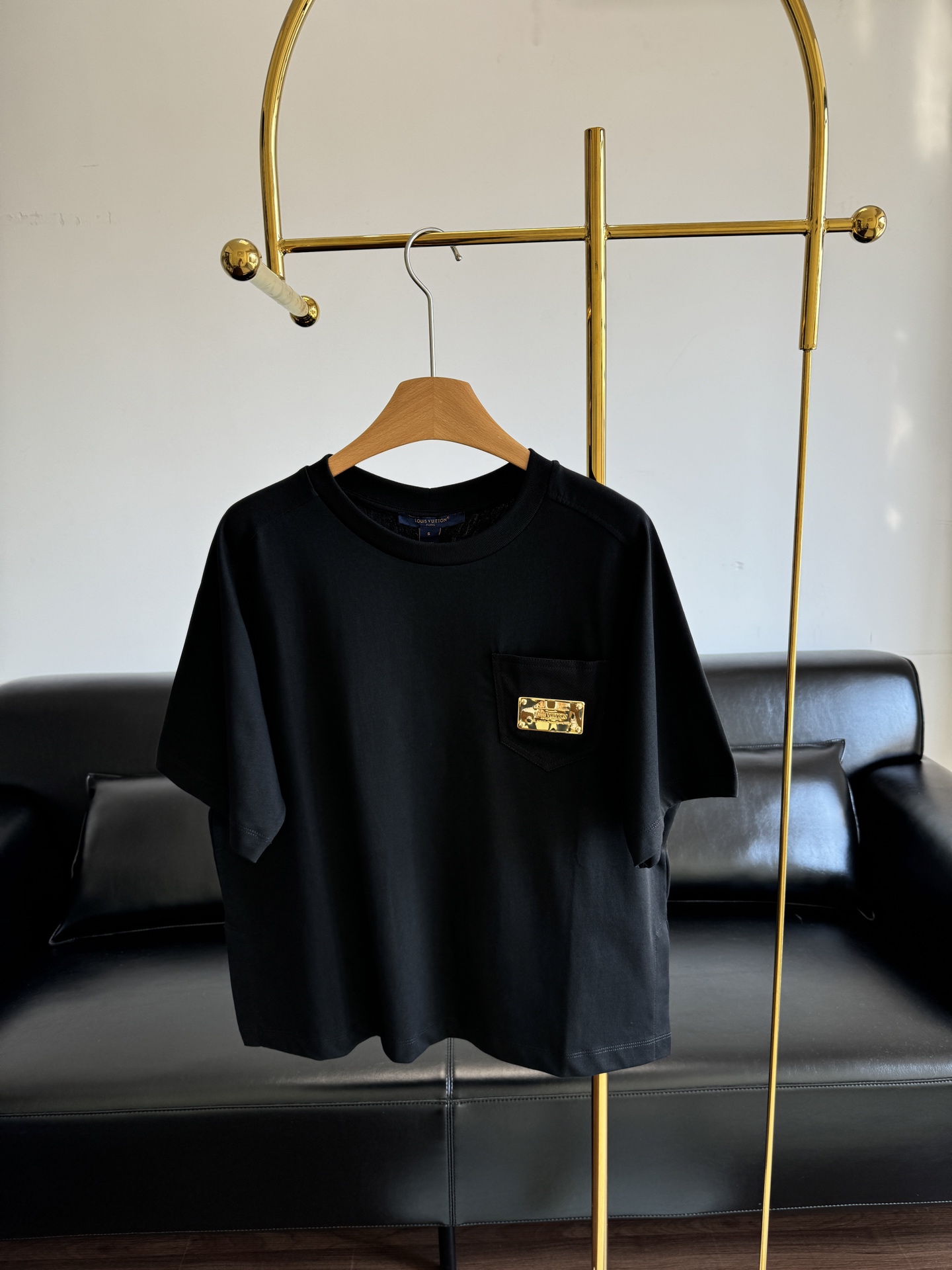 NO:422059,——LV letter logo round neck T-shirt. A single item that will never be missing in the closet. It is also a classic summer daily style and a BAI style in the fashion industry!  !  The short style can show the upper body proportions!  It is OK to match with skirts, jeans or casual sweatpants, which are not like this basic style. It can be worn inside and outside, and you can do any matching. Size s-xl, louis vuitton, skirts, jeans, tees, t-shirt, alexander wang19860909——LV 字母徽标圆领T恤 衣橱中永远都不会少的一款单品,也是夏日经典的日常款,也是时尚界的BAI搭款！！♀短款的版型,上身能够狠好的展现上下身比例！搭配半裙、牛仔裤或者是休闲一点的运动裤也OK的不像这样的基础款,内搭外穿都可以,可以做任何搭配 码数s-xl,,louis vuitton,skirts,jeans,tees，t-shirt,alexander wang,Women's clothing