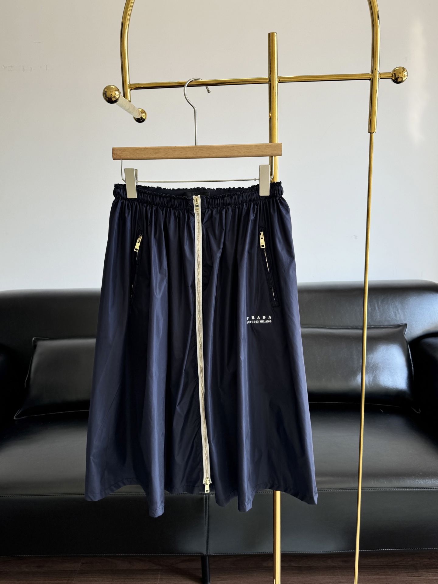 NO:422091,——Prada elastic waist zipper skirt blends modern atmosphere!  A time-saving and carefree skirt can easily achieve a relaxed and casual fashionable style!  Letter prints add iconic elements, paired with drawstring skirts, adding fashionable attitude, creating a recognizable retro college style outfit!  Walking on the street is full of attention!  It's nice to match casually!  Big recommendation!  code sml, prada, skirts, alexander wang19860909——prada 松紧腰拉链半裙 糅合摩登氛围！省时不费心的半裙 能轻松实现轻松又随性的时髦型格！字母印花点缀,平添标志性元素,搭配抽绳半裙,平添时髦态度,塑造极具辨识度的复古学院风穿搭！走在街上吸睛度满分！随意搭配就很nice！重磅推荐！ 码数sml,,prada,skirts,alexander wang,Women's clothing