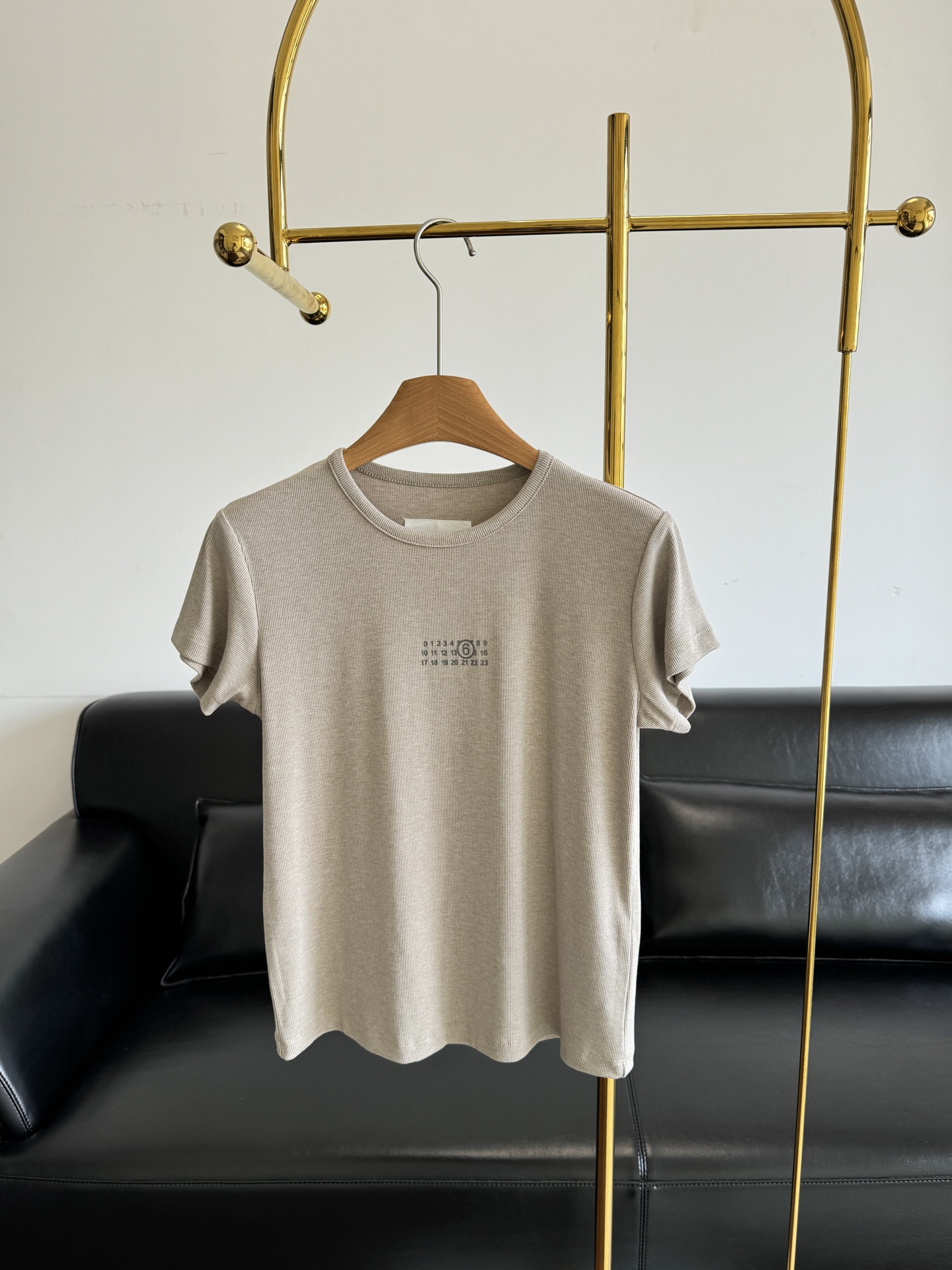 NO:422102,——MM6 Women's Simple LOGO Cotton Round Neck Short-sleeved T-shirt, New in Early Summer!  Love this short-sleeved T-shirt!  !  The round collar collar with a slightly exposed collarbone, the geng is casual and charming~ moderate thickness, comfortable and not tight!  !  This is a small person with a length that can be used to control. Occasionally, a simple T-shirt will change its taste. It will be refreshing with a pair of casual pants!  When paired with shorts, the underwear is missing, and the proportions are visible!  A T-shirt that is very practical all year round~ SML, Masion Margiela, shorts, T-shirt, tees, t-shirt, alexander wang19860909——MM6女士简约LOGO棉质圆领短袖T恤 早夏新款！ 爱了这款短袖T恤！！ 套头式圆领,微露锁骨,geng加随性迷人~薄厚适中,舒适不紧绷！！ 这个长度小个子也可以驾驭～偶尔来件简约的T恤换换口味～搭配一条休闲裤清清爽爽！搭配短裤,下衣失踪就 hin 显比例的存在！一年四季都挺实穿的一款t恤~ 码数sml,,masion margiela,shorts,T-shirt,tees，t-shirt,alexander wang,Women's clothing