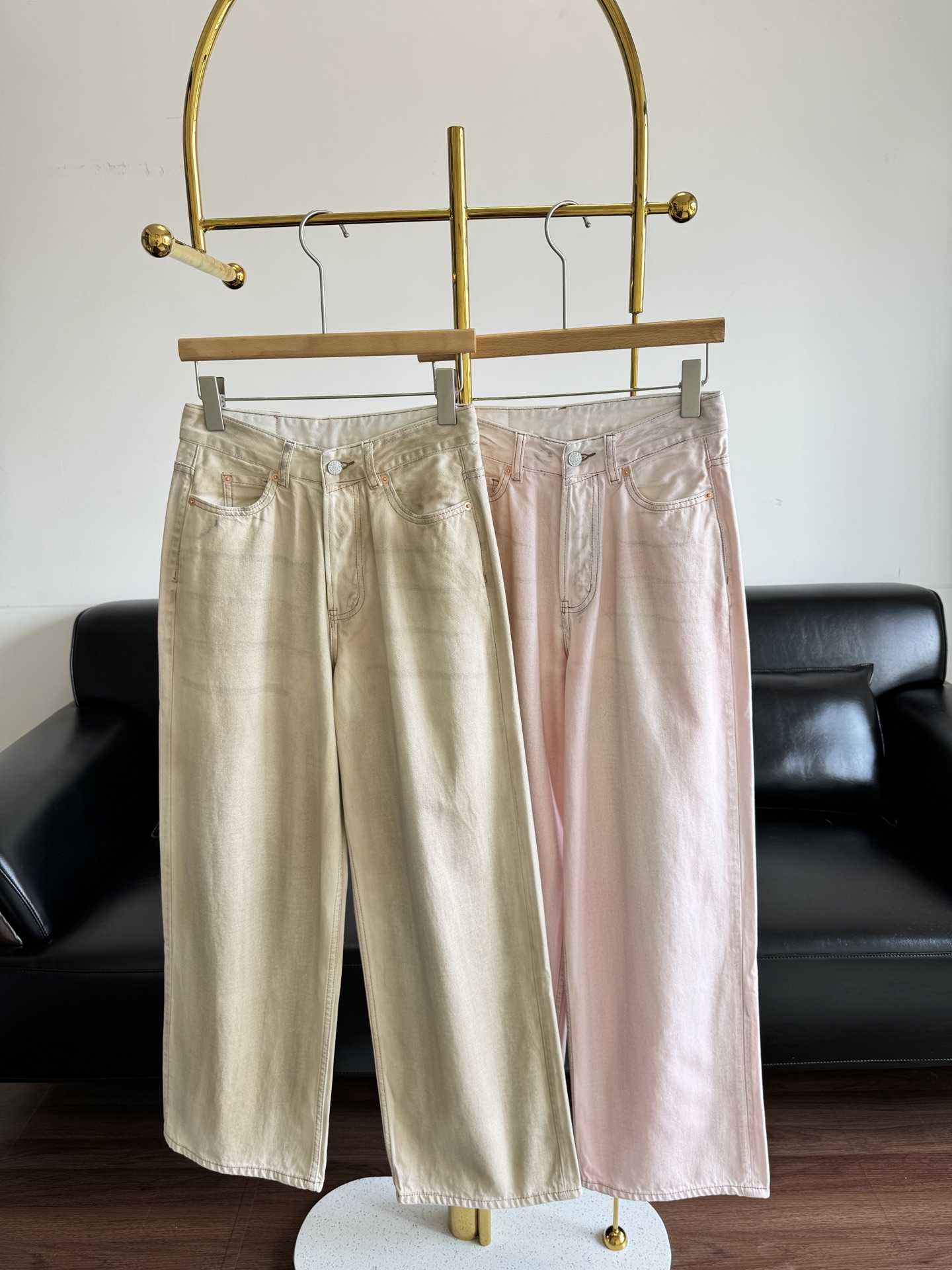 NO:422075,——Acne studios made of antique straight regular jeans. I love this color!  Dear sisters, please feel free to enter!  The straight wide-leg style is sufficiently inclusive to the body shape!  It can hide the fat in autumn and make you look thin. The slender and straight visual effect hides the shortcomings of your legs and shows full tolerance. It is not restricted when moving. It is simple to match black, white and gray tops in daily life. It is enough to be fashionable and fashionable. You can hold any jacket in autumn and winter. It is a free style prepared in the wardrobe!  code sml, acne studios,dior,jeans,jackets & coats,alexander wang19860909——Acne studios做旧直筒常规款牛仔裤 好爱这样的颜色呀！各位姐妹可放心入！ 直筒阔腿的版型,有着对身形的足够包容性！可藏住秋膘而显瘦,修长笔直视效隐藏双腿不足而展现充盈的包容度,活动起来也不受限制日常简单搭配黑白灰色系上衣就足够高级时髦,且秋冬任意外套都能hold住,是衣柜B备的自由款！ 码数sml,,acne studios,dior,jeans,jackets & coats,alexander wang,Women's clothing