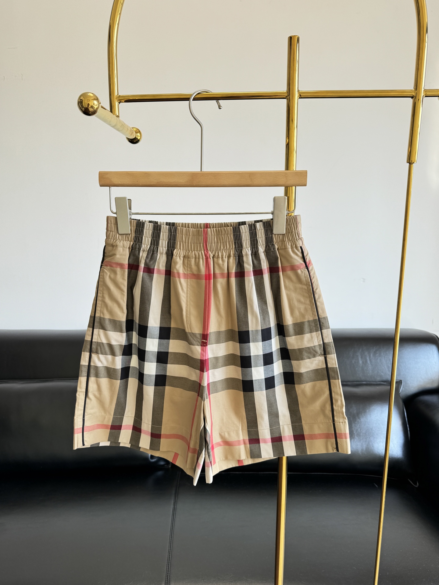 NO:425066,——BURBERRY Classic plaid casual shorts How can BUR be missing in summer? The best matching item in summer, an absolute treasure, a must-have plaid pants series!  The style is handsome and fashionable. The imported fabric is light and delicate. The classic elastic waist style is versatile and slim and tall!  code number s-xl, burberry, shorts, alexander wang19860909——BURBERRY 经典格纹休闲短裤 夏季怎可缺少BUR的身影呢,夏季最佳的搭配单品,绝对的珍品,必入的格纹裤系列！不挑人版型帅气又时髦 进口面料质感轻盈细腻 经典松紧腰版型 百搭上身显瘦又高挑！ 码数s-xl,,burberry,shorts,alexander wang,Women's clothing