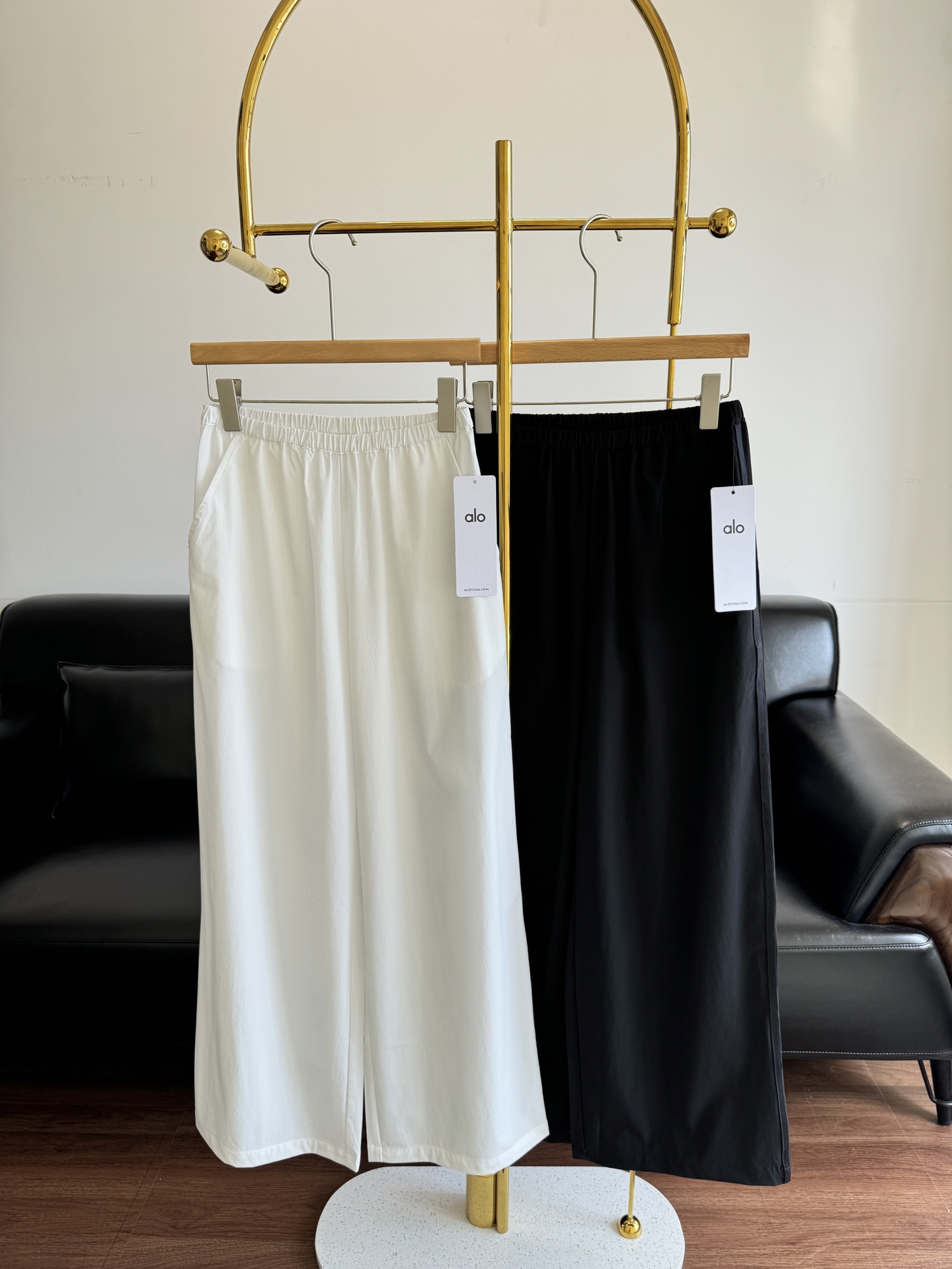 NO:425034,——Alo elastic waist wide-leg pants The original one-size straight wide-leg style makes your leg lines look more elegant and slender. It completely modifys the defects of the pear-shaped figure. The original 3M reflective waist design of the calf is elastic!  Soft and glutinous material, soft and comfortable to wear on the body, giving you the ultimate wearing experience. SML sml white black, alexander wang19860909——Alo 松紧腰阔腿裤 原版一比一定制直筒阔腿版型让你的腿部线条看起来更加优雅、修长.完全修饰了梨形身材的缺陷.小腿原版3M反光标松紧腰头设计！软糯的材质,穿在身上柔软舒适,给你极致的穿着体验 码数sml 白色 黑色,,alexander wang,Women's clothing