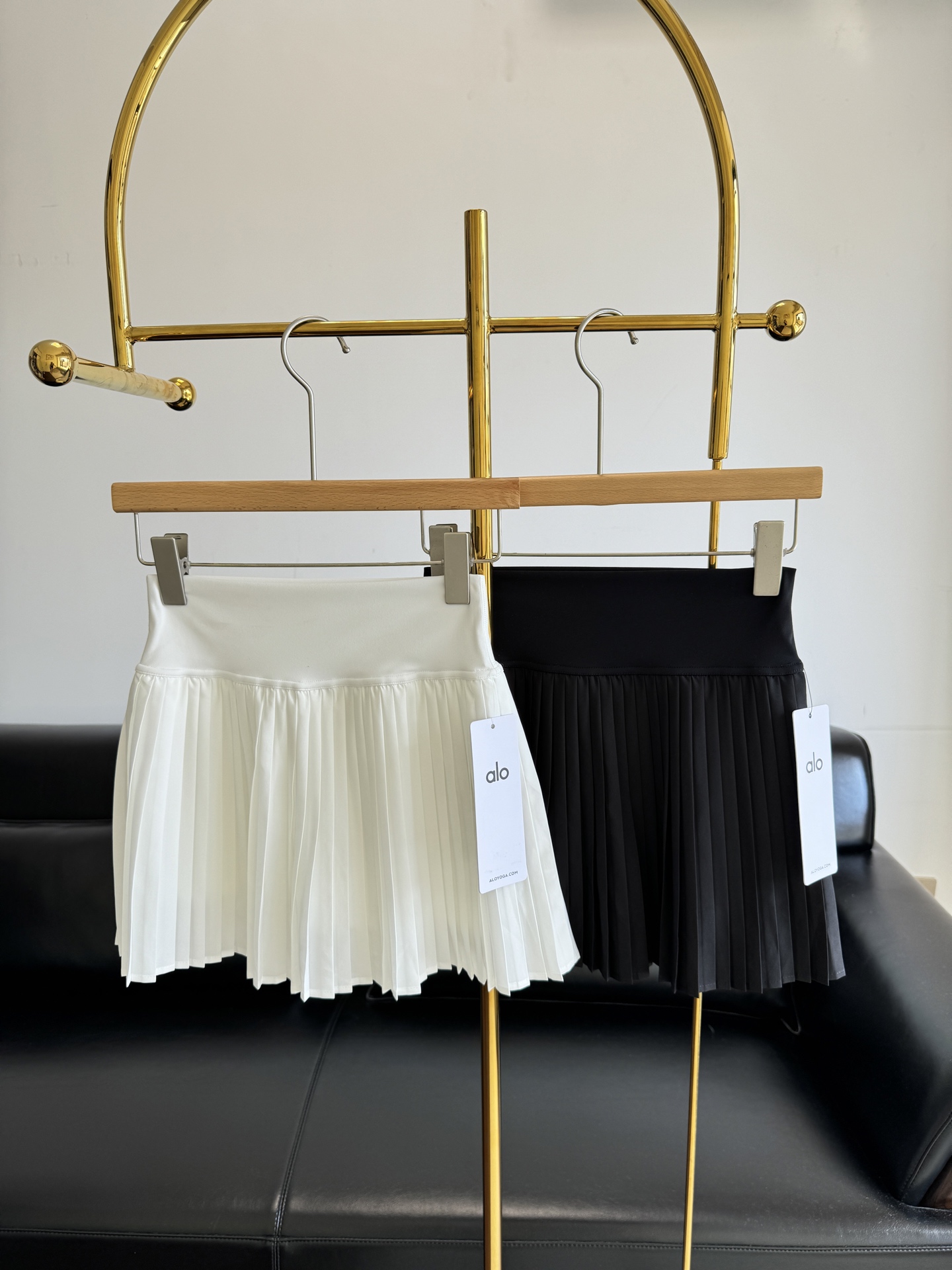 NO:425059,——alo high-waist tennis skirt, original one-to-one-to-order custom-made!  !  Alo's family is very good at making clothes, and the hem of the skirt doesn't show any hips at all!  The pear-shaped sisters look closed their eyes!  It's a big hit, whoever wears it looks good. This item is very versatile and beautiful, whether it's on the street or sports tennis. Size sml white, black, skirts, alexander wang19860909——alo 高腰网球裙 原版一比一定制！！ alo家太会做衣服啦 裙摆一点都不显胯！显得腰贼细 梨形姐妹闭眼入！ 真是大爆款谁穿谁好看 这款单品不论是平时出街 或者运动网球都很百搭好看 码数sml 白色 黑色,,skirts,alexander wang,Women's clothing