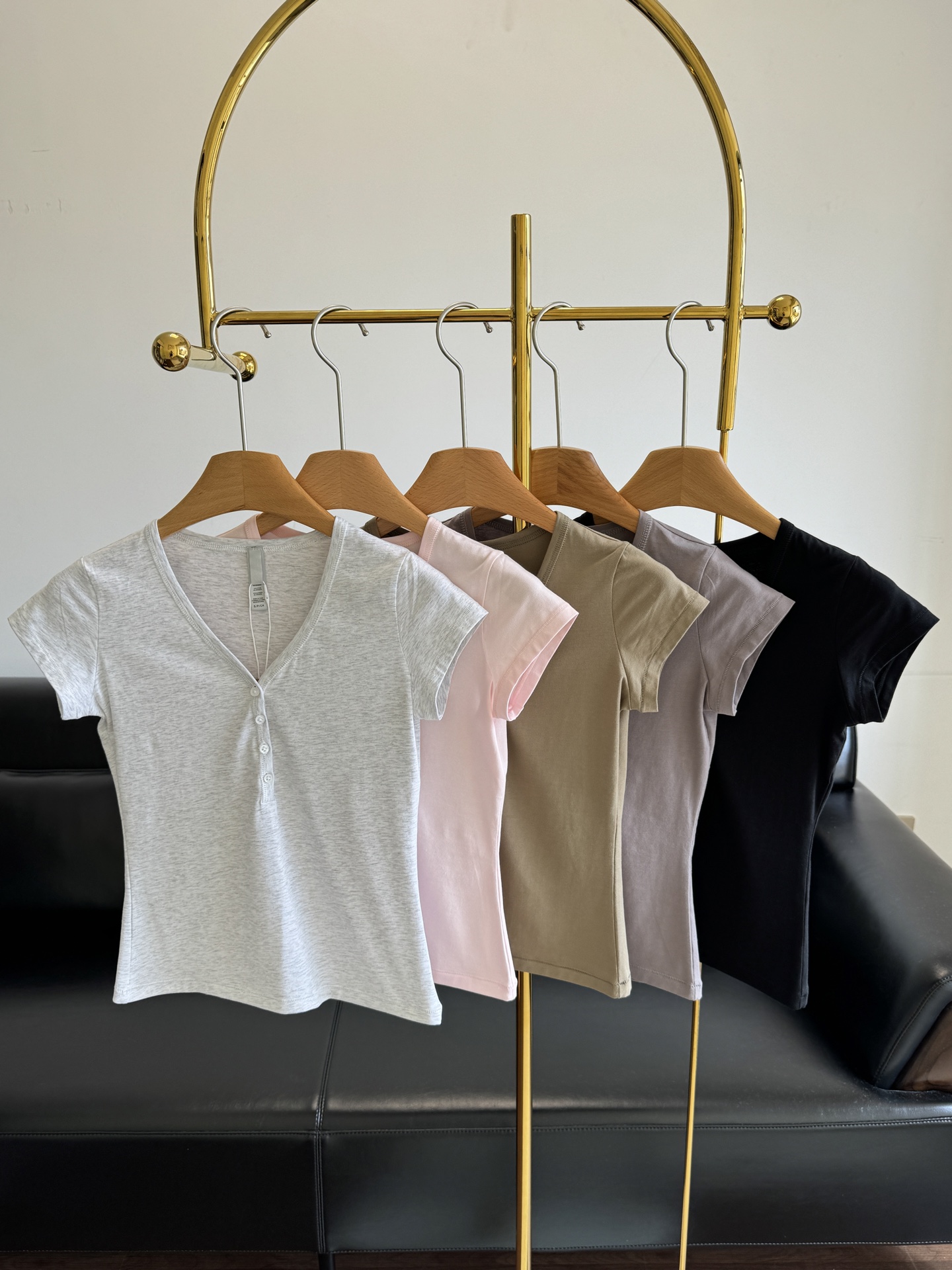 NO:425021,——SKIMS slim solid color button base shirt, a must-have for summer, American retro Henry T-shirt This T-shirt is really about to fall into place, with a large neckline design that reveals the collarbone, the pure cotton fabric is very elastic, and the style comes with a waist pinch!  code number xs-l, tees, t-shirt, alexander wang19860909——SKIMS修身纯色纽扣打底衫 夏季必备,美式复古亨利T恤 这个T恤,真的要沦陷了,大领口设计,显露锁骨,纯棉面料弹力很大,版型自带掐腰！ 码数xs-l,,tees，t-shirt,alexander wang,Women's clothing